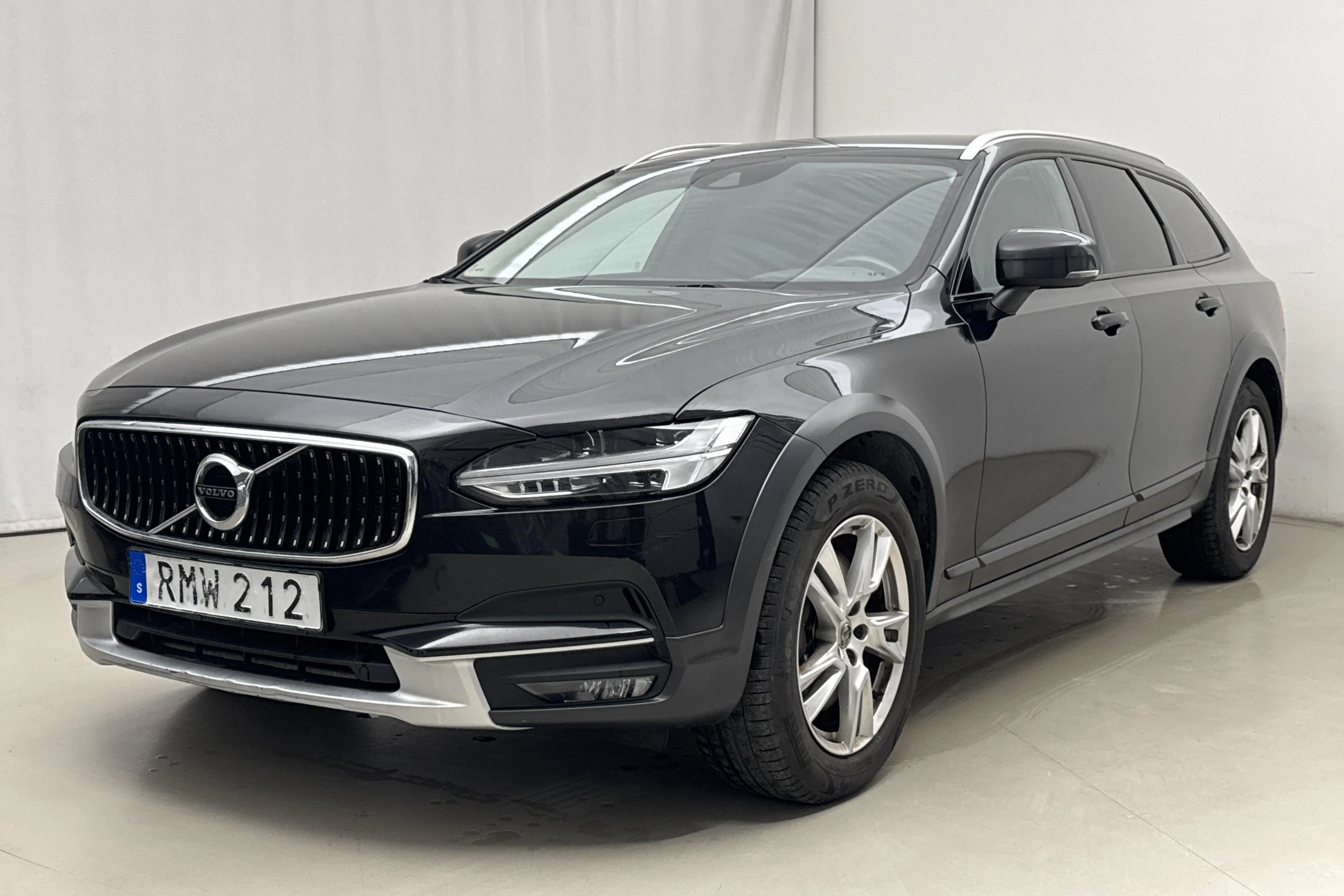 Presentation photo 1 of 17: Volvo V90 D4 Cross Country AWD (190hk) - 170 360 km - Automatic - black - 2018