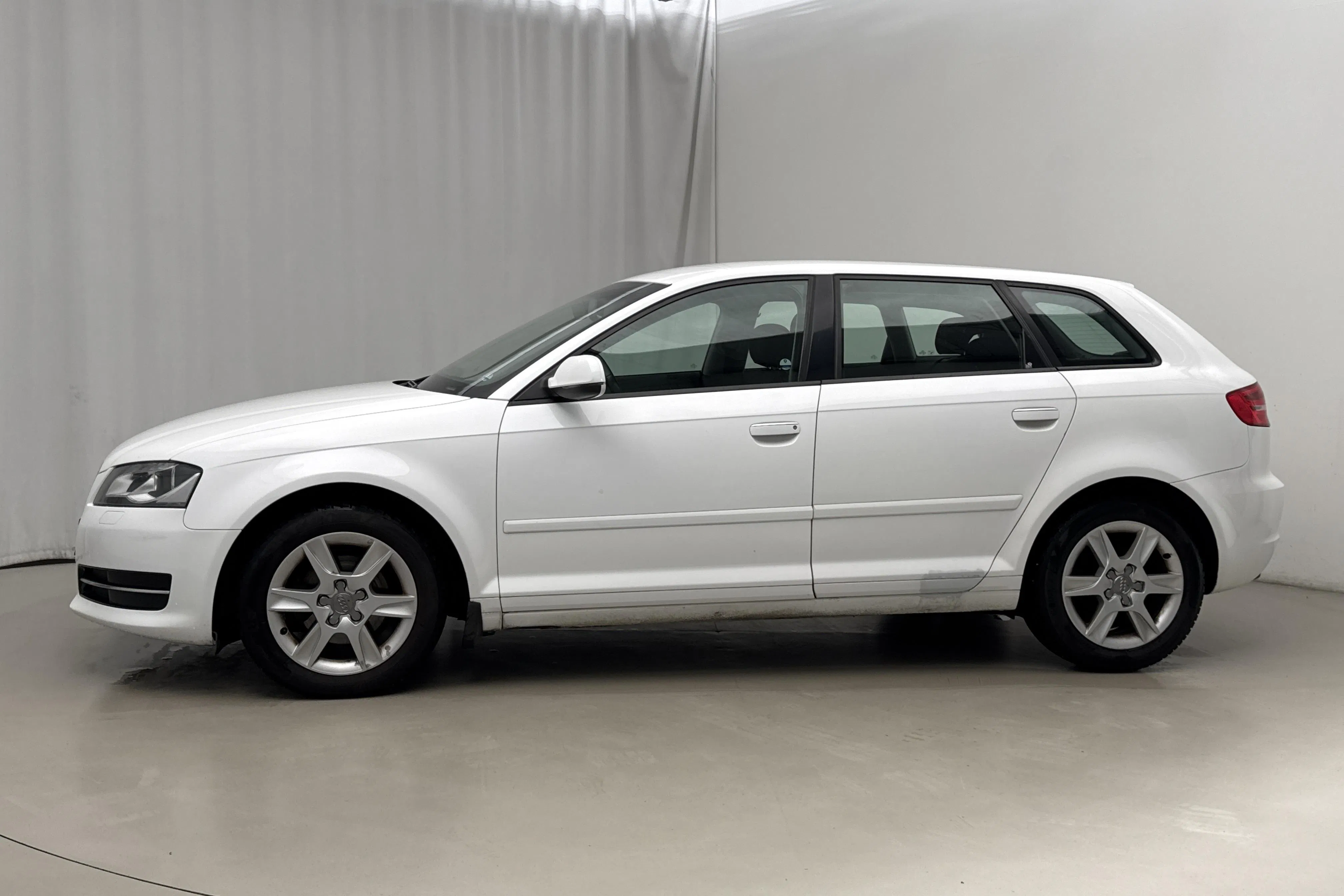 Presentation photo 2 of 17: Audi A3 1.6 TDI Sportback (105hk) - 179 260 km - Automatic - white - 2013