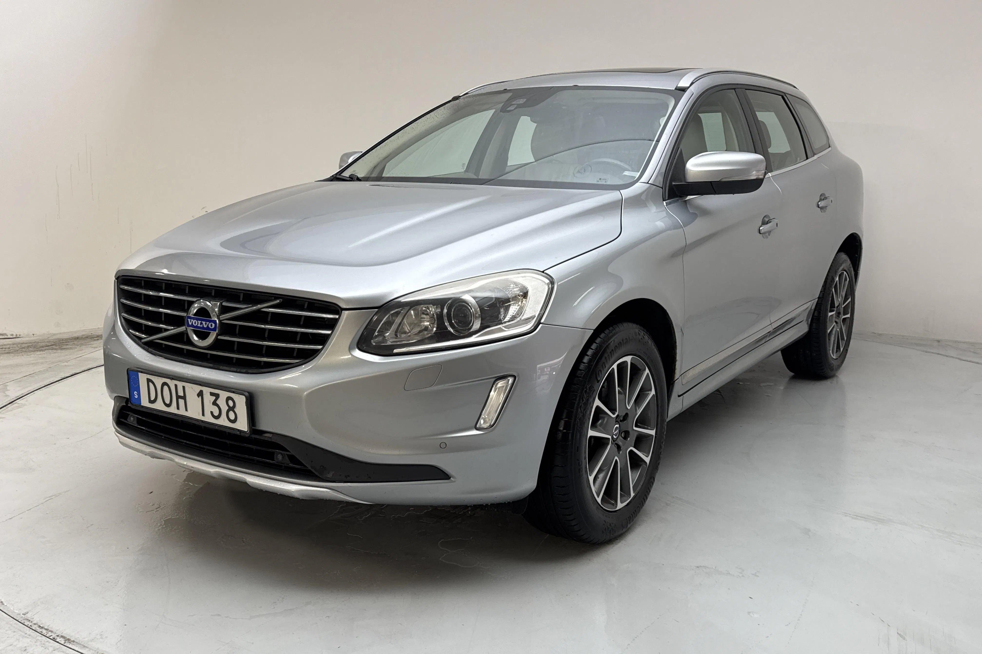 Presentationsfoto 1 av 19: Volvo XC60 D4 2WD (181hk) - 26 262 mil - Automat - silver - 2015