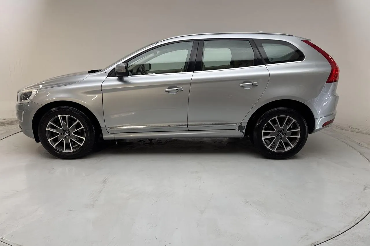 Presentationsfoto 2 av 19: Volvo XC60 D4 2WD (181hk) - 26 262 mil - Automat - silver - 2015