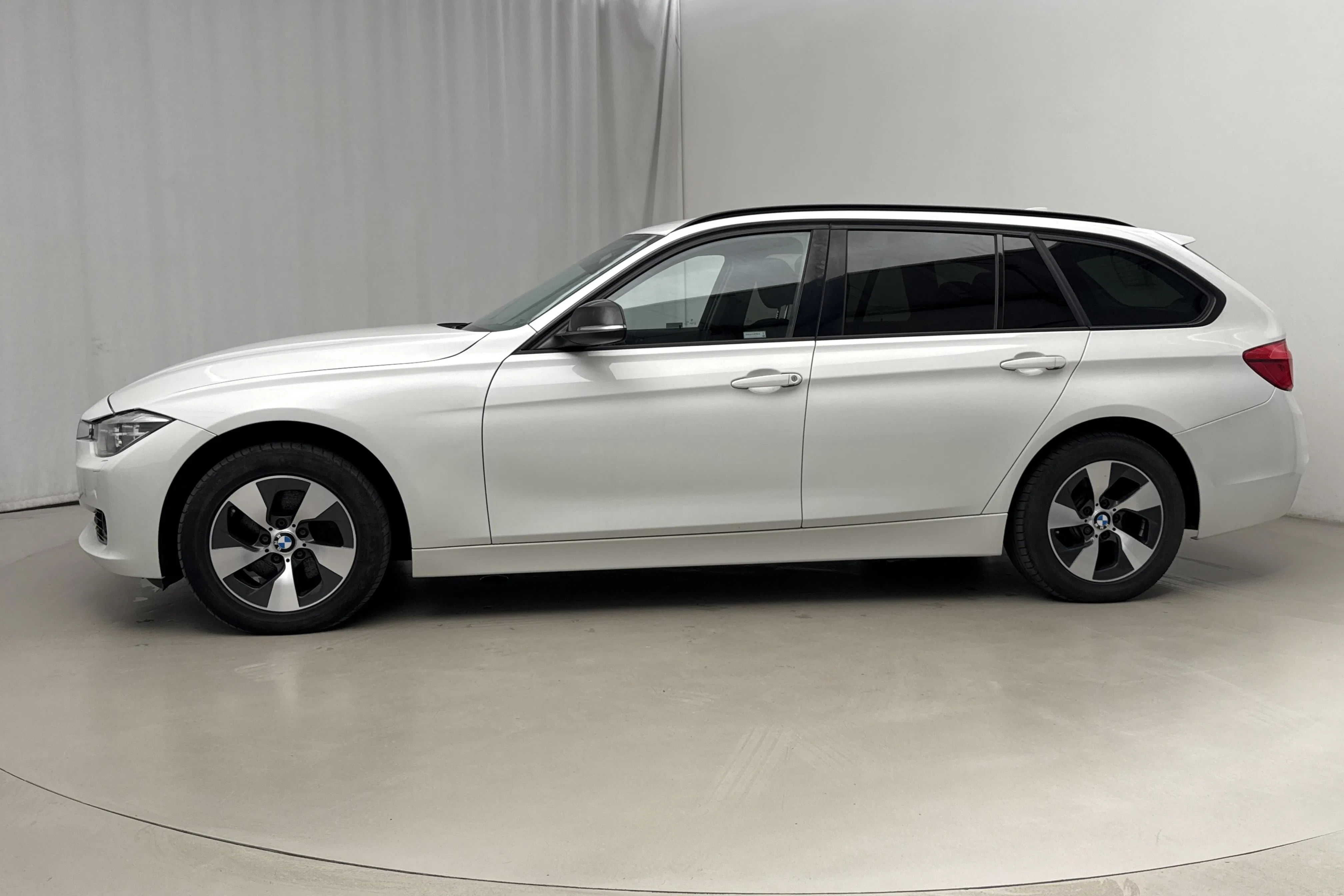 Presentationsfoto 2 av 15: BMW 320d xDrive Touring, F31 (190hk) - 13 549 mil - Automat - vit - 2017