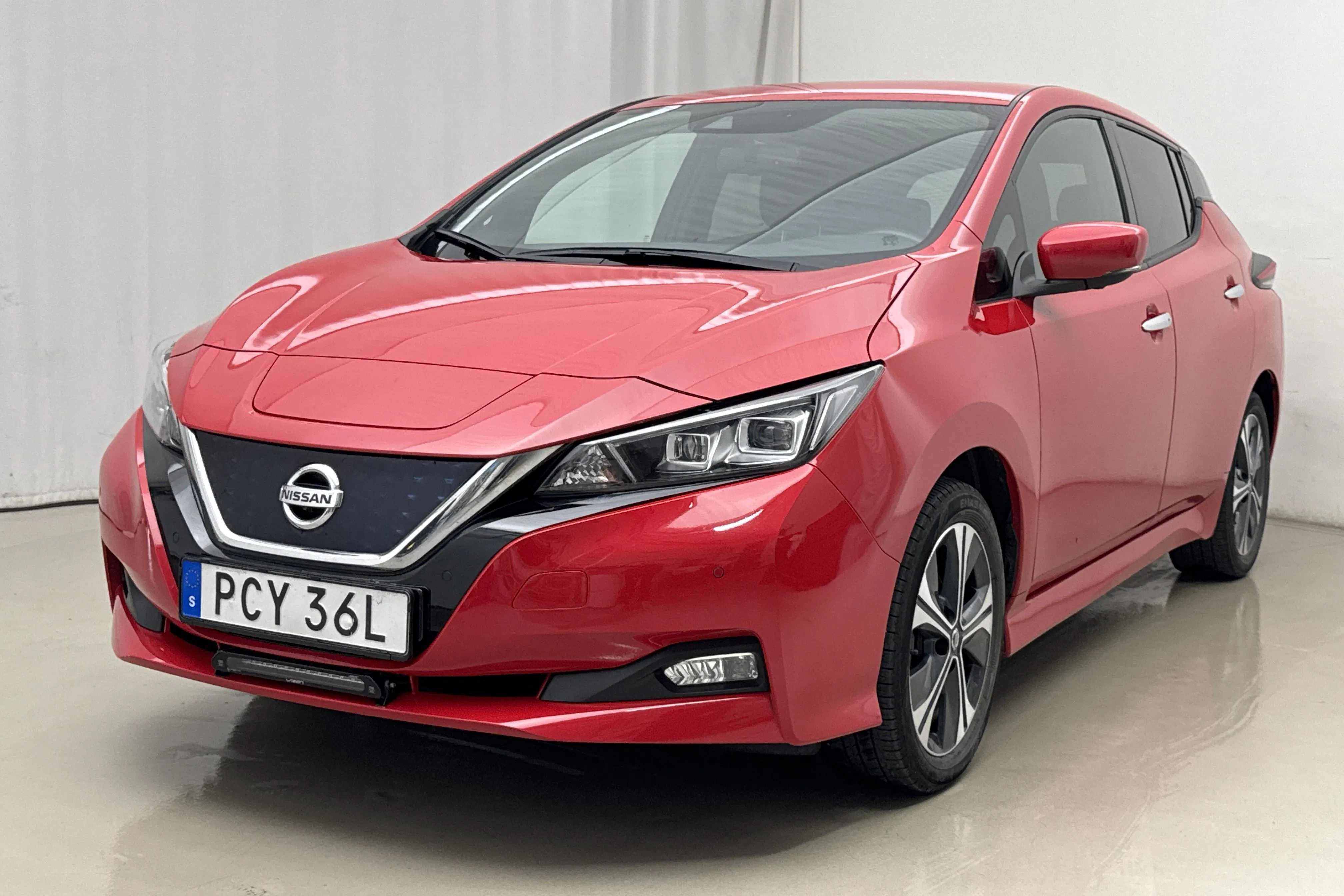 Presentation photo 1 of 19: Nissan LEAF 5dr 62kWh (214hk) - 67 850 km - Automatic - red - 2022