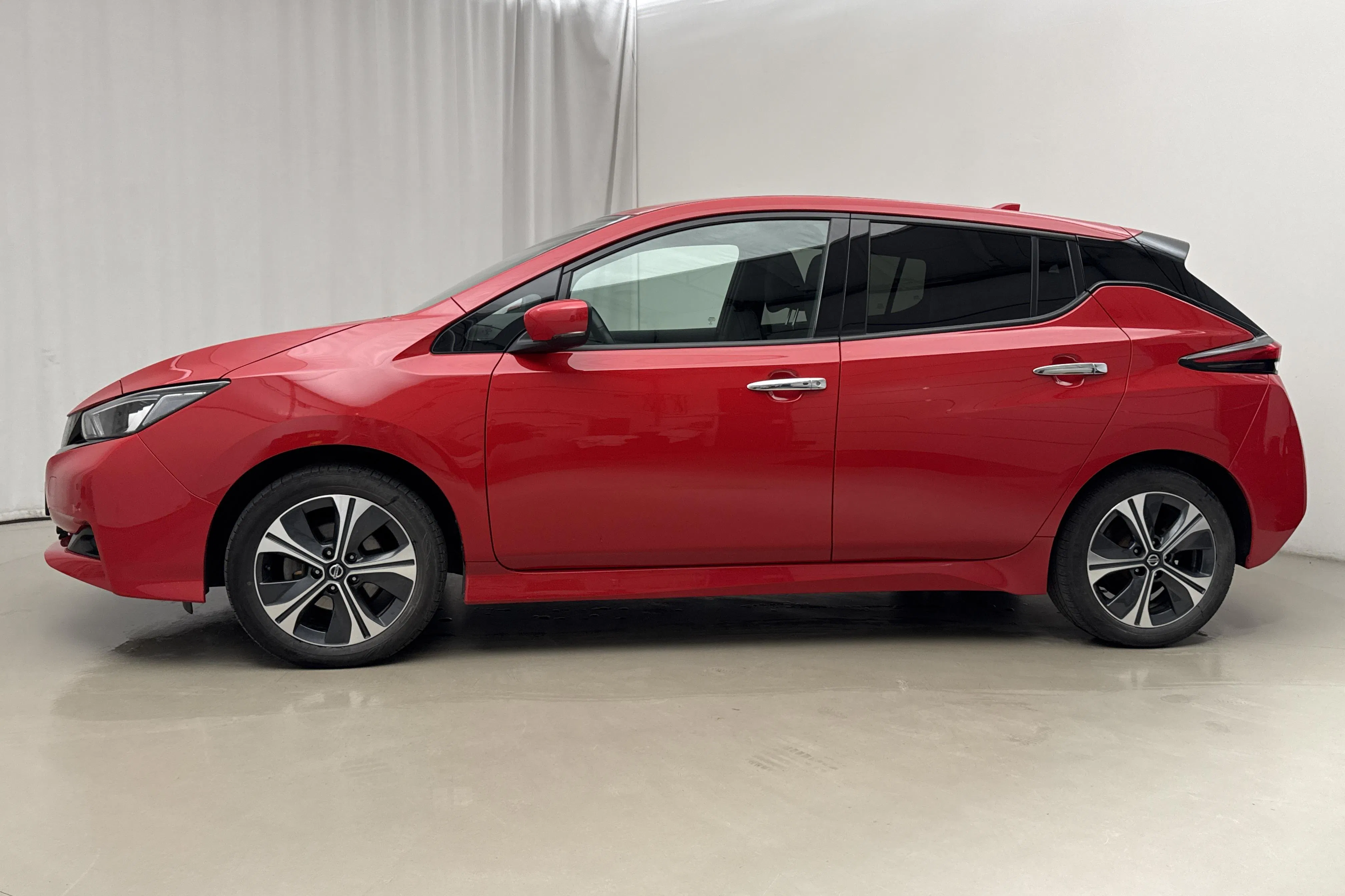Presentation photo 2 of 19: Nissan LEAF 5dr 62kWh (214hk) - 67 850 km - Automatic - red - 2022