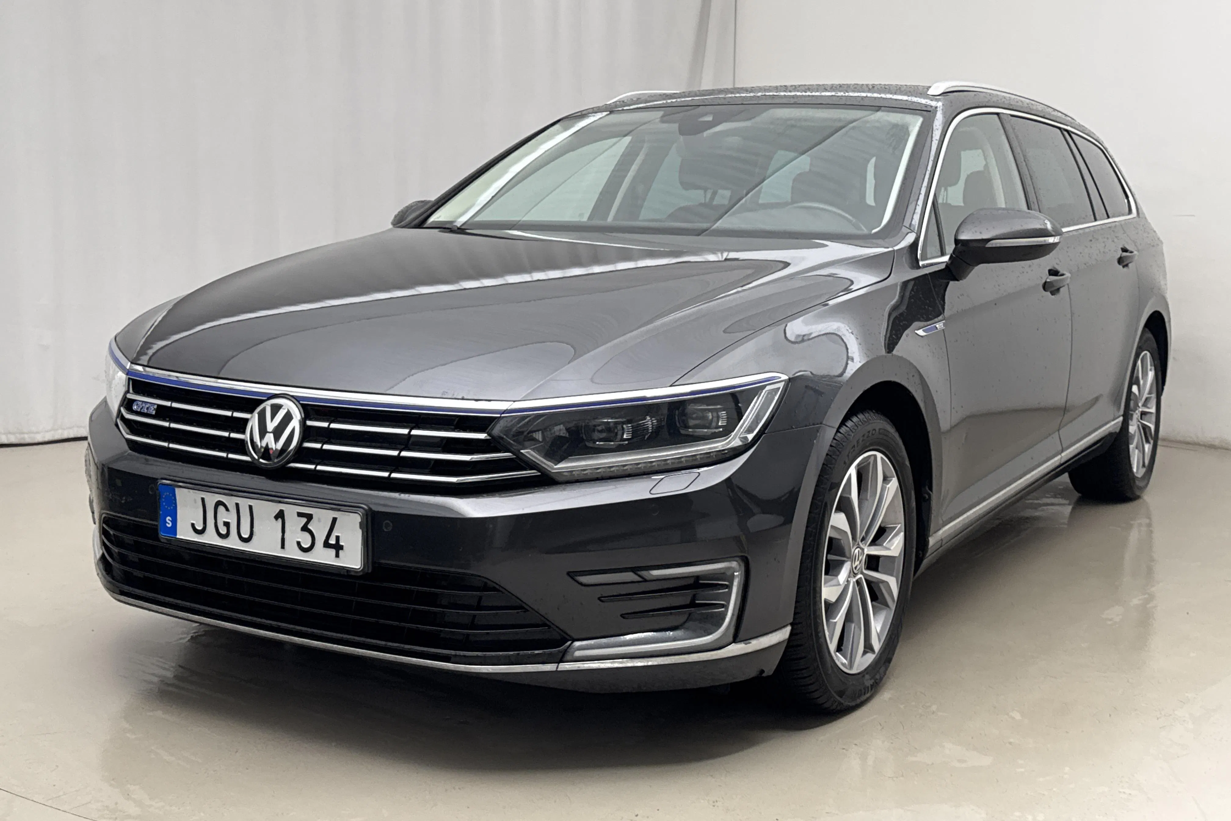 Presentationsfoto 1 av 19: VW Passat 1.4 Plug-in-Hybrid Sportscombi (218hk) - 16 405 mil - Automat - Mörkgrå - 2019