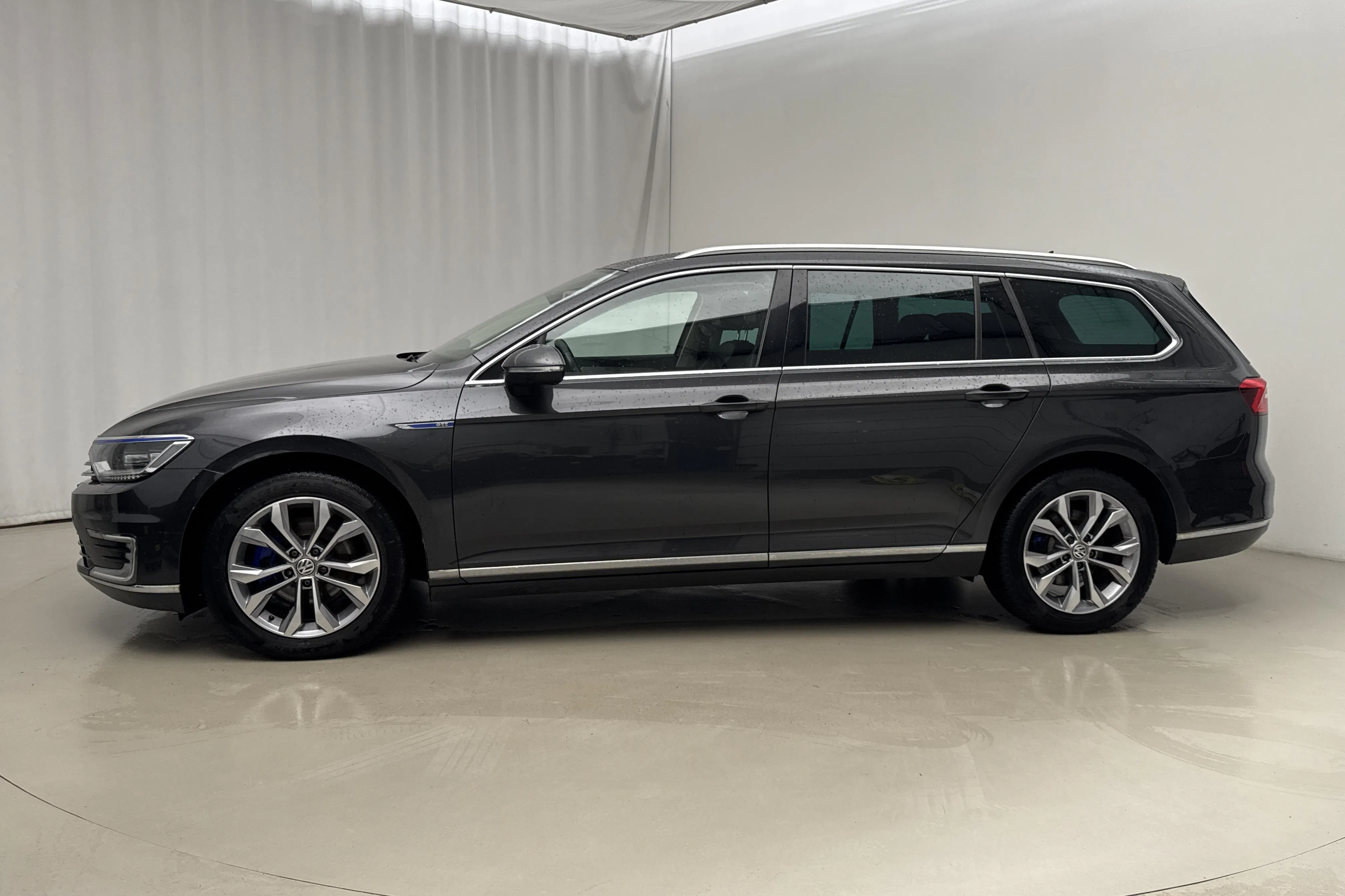 Presentationsfoto 2 av 19: VW Passat 1.4 Plug-in-Hybrid Sportscombi (218hk) - 16 405 mil - Automat - Mörkgrå - 2019