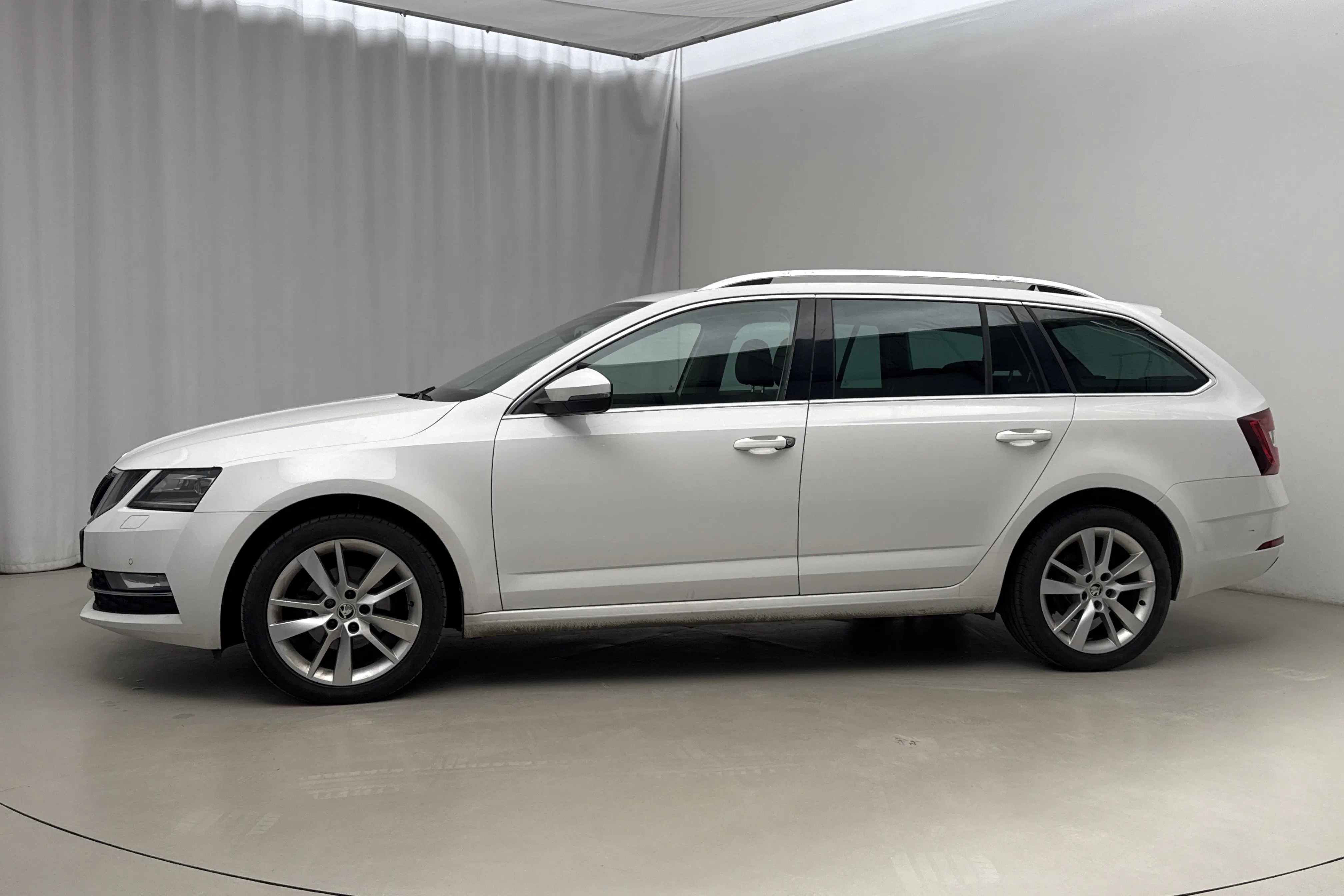 Presentationsfoto 2 av 20: Skoda Octavia III 1.6 TDI Combi (115hk) - 14 540 mil - Automat - vit - 2019