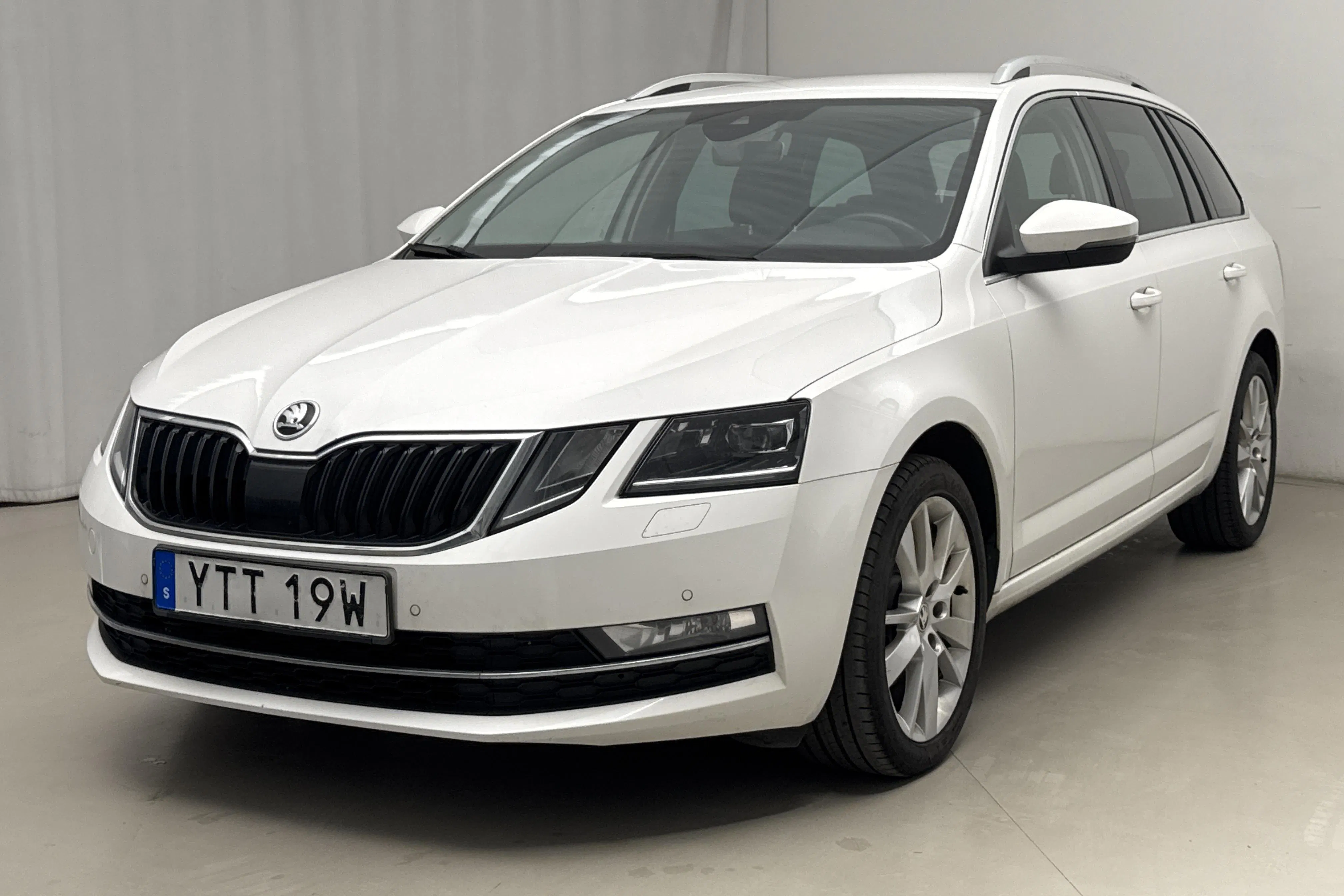 Presentationsfoto 1 av 20: Skoda Octavia III 1.6 TDI Combi (115hk) - 14 540 mil - Automat - vit - 2019