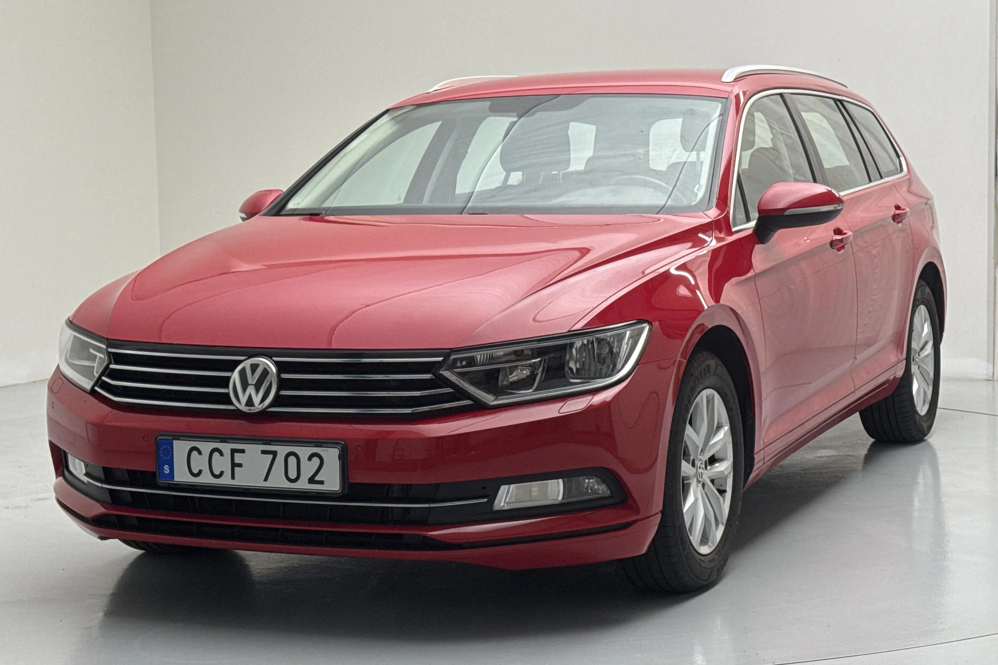 Presentationsfoto 1 av 15: VW Passat 2.0 TDI Sportscombi (150hk) - 17 113 mil - Manuell - röd - 2016