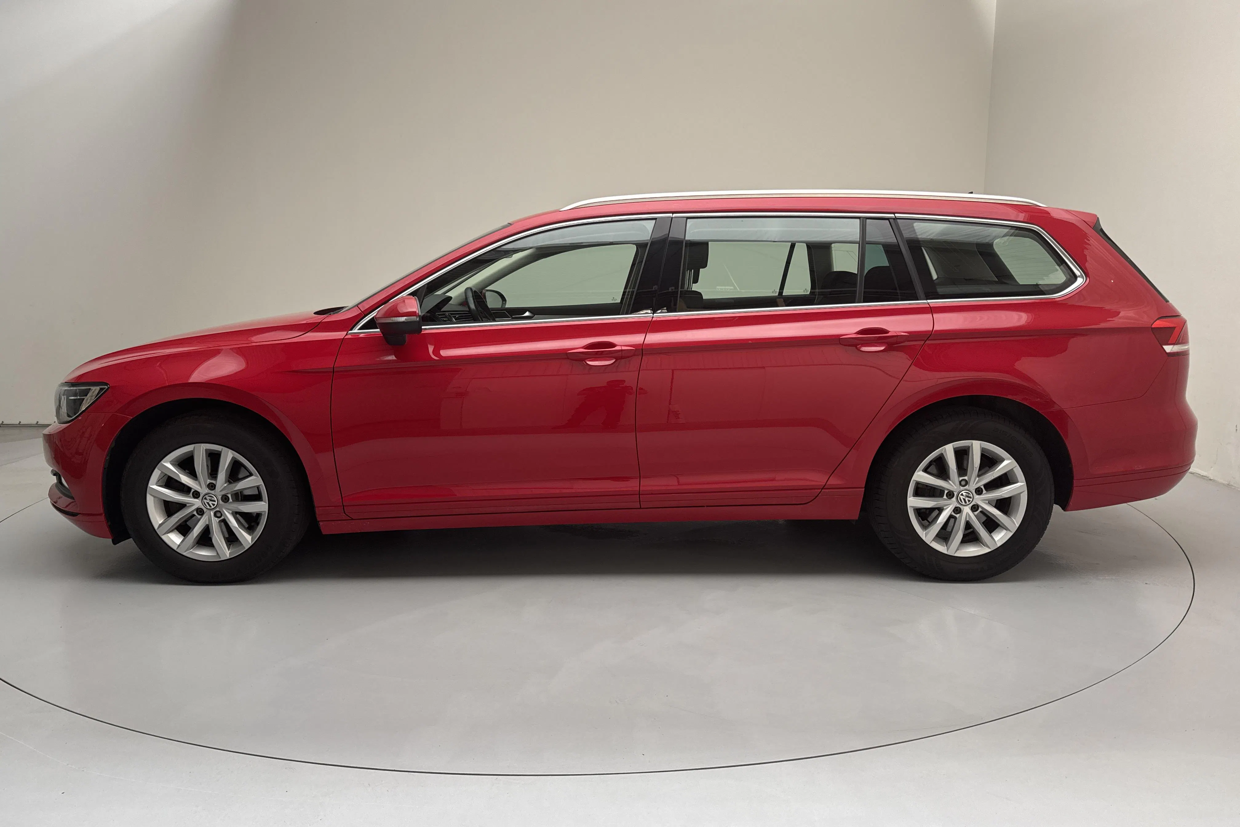 Presentationsfoto 2 av 15: VW Passat 2.0 TDI Sportscombi (150hk) - 17 113 mil - Manuell - röd - 2016
