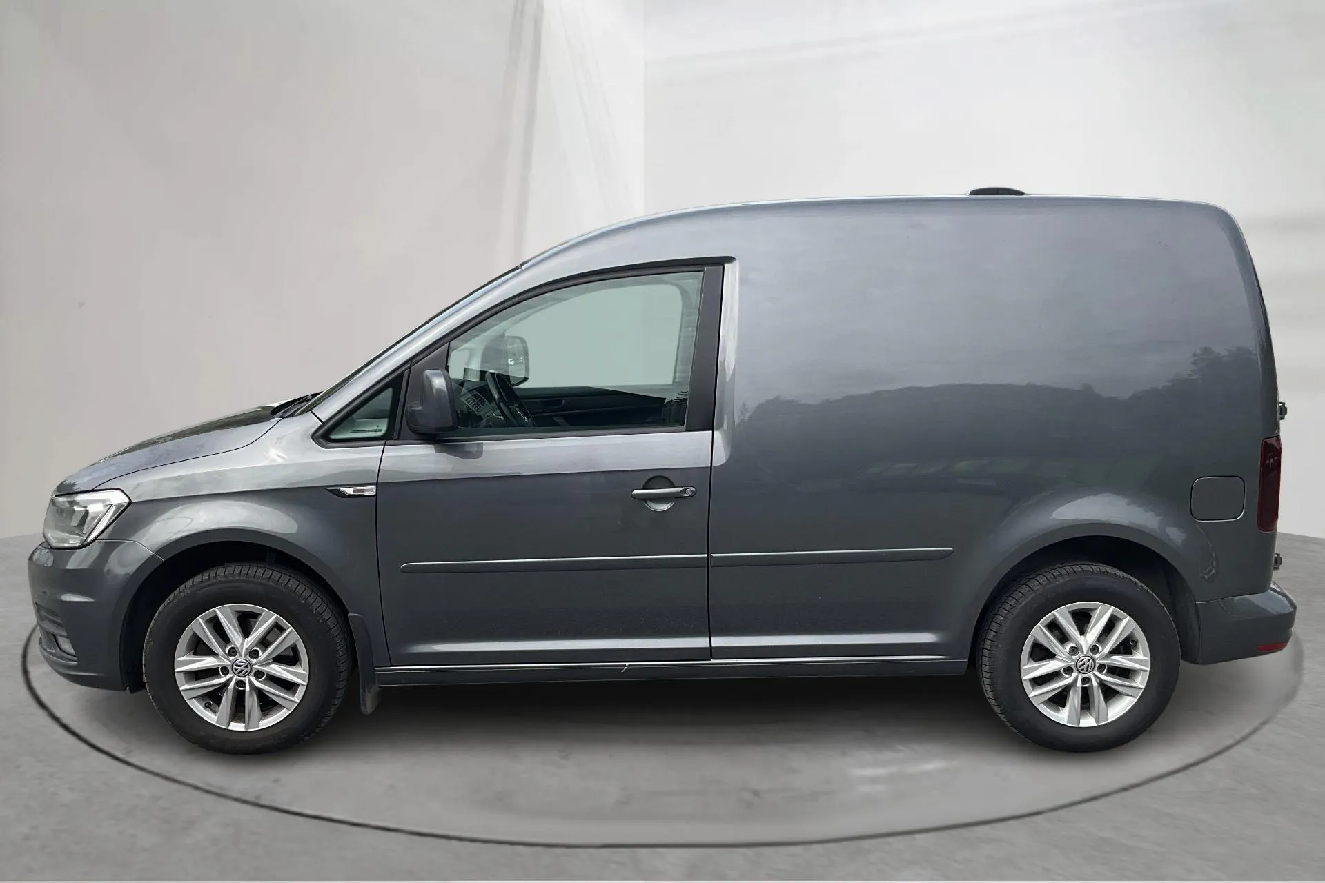 Presentationsfoto 2 av 13: VW Caddy 2.0 TDI Skåp (102hk) - 16 908 mil - Automat - Light Grey - 2017