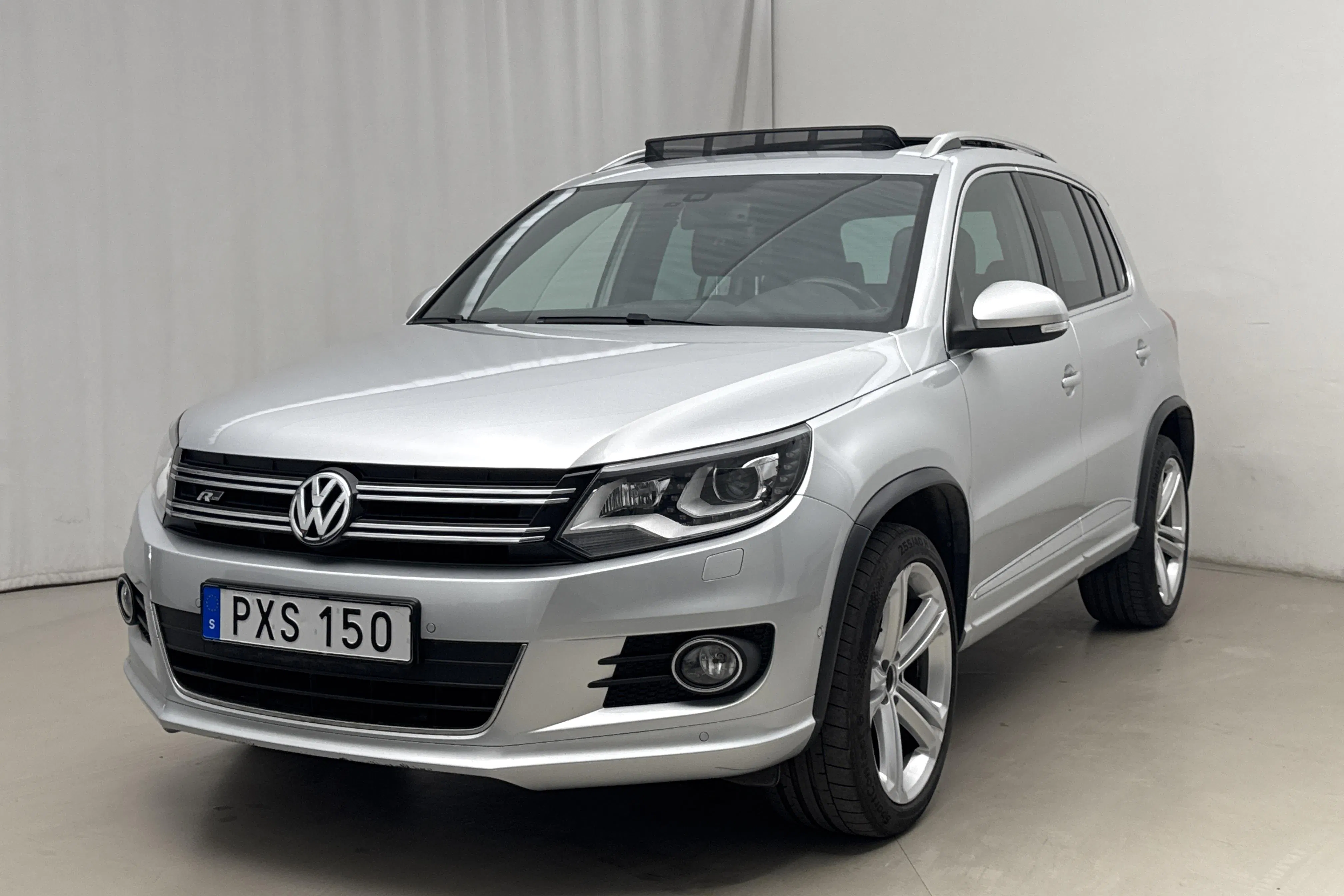 Presentationsfoto 1 av 21: VW Tiguan 2.0 TDI 4MOTION BlueMotion Technology (177hk) - 9 302 mil - Automat - silver - 2015