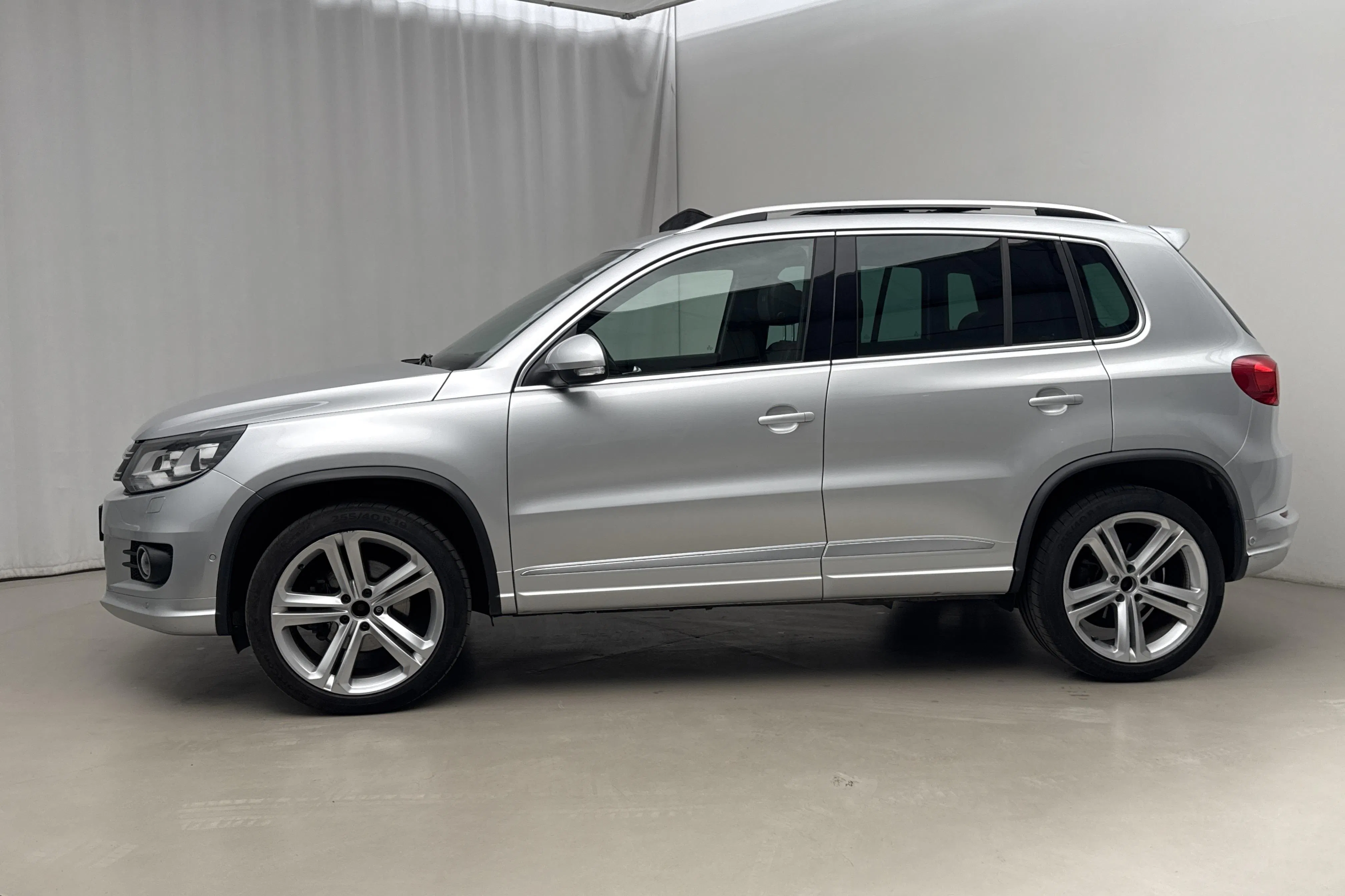 Presentationsfoto 2 av 21: VW Tiguan 2.0 TDI 4MOTION BlueMotion Technology (177hk) - 9 302 mil - Automat - silver - 2015