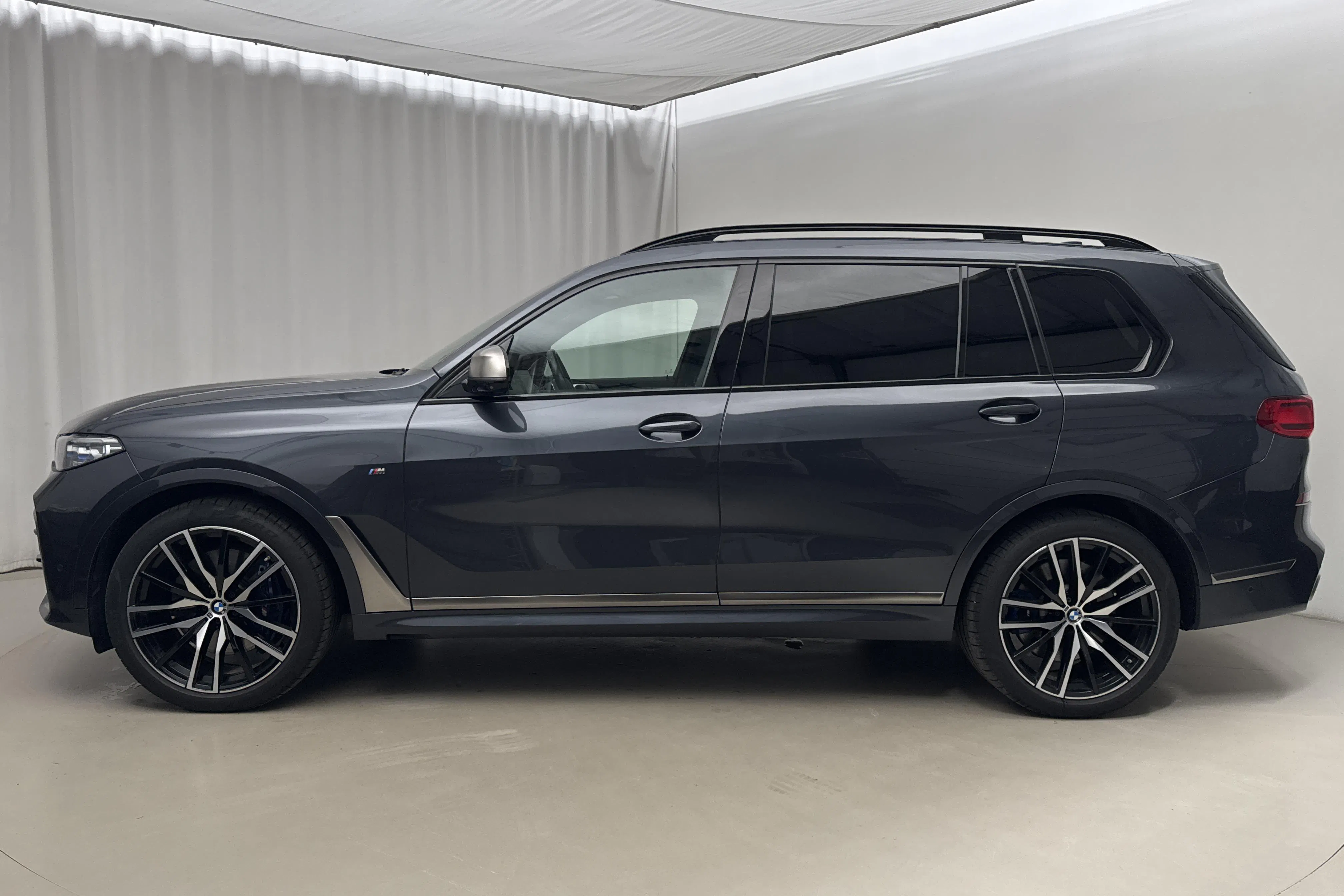 Presentationsfoto 2 av 31: BMW X7 M50i, G07 (530hk) - 12 304 mil - Automat - Mörkgrå - 2022