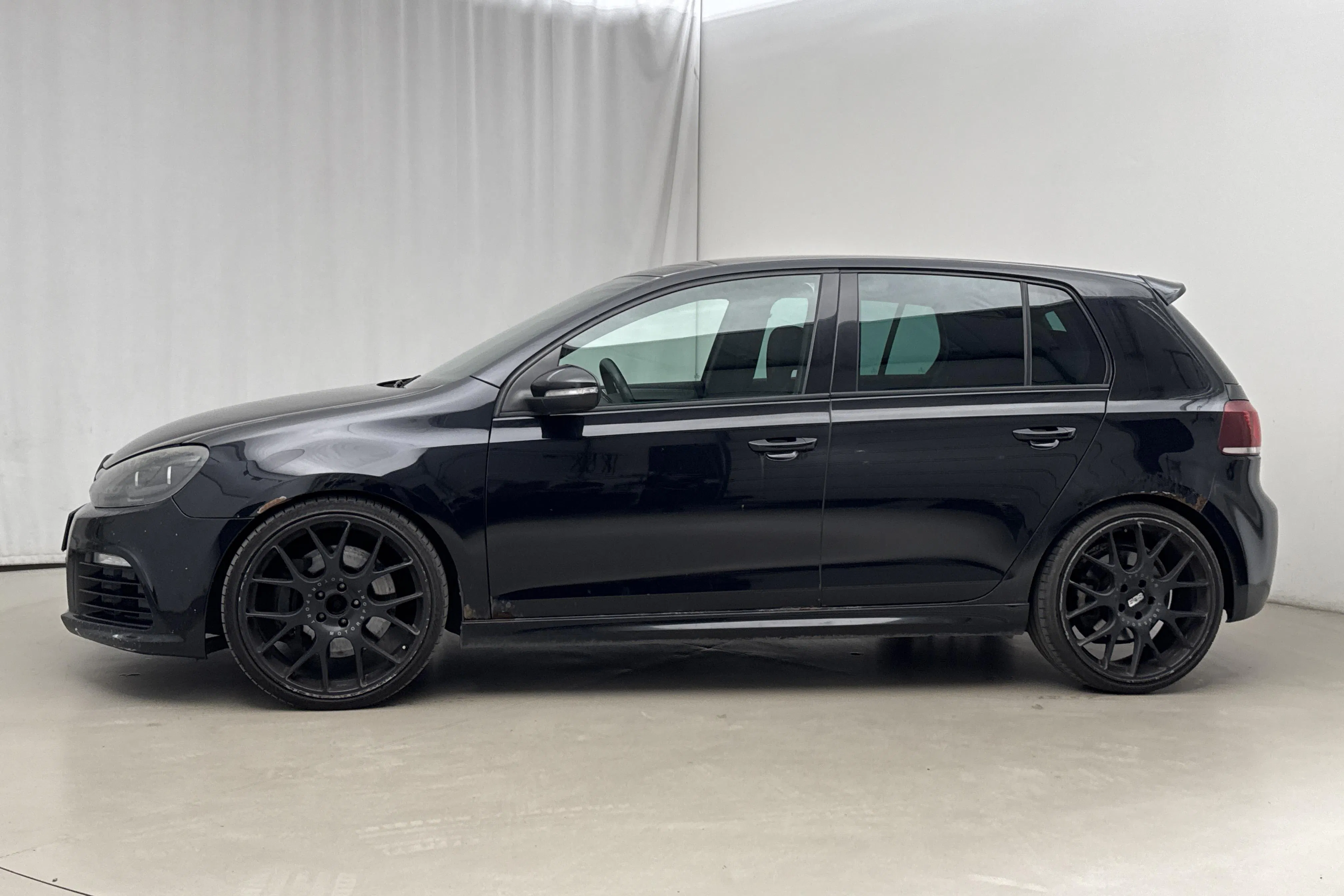 Presentationsfoto 2 av 15: VW Golf VI R 4-MOTION 5dr (270hk) - 21 416 mil - Automat - svart - 2011