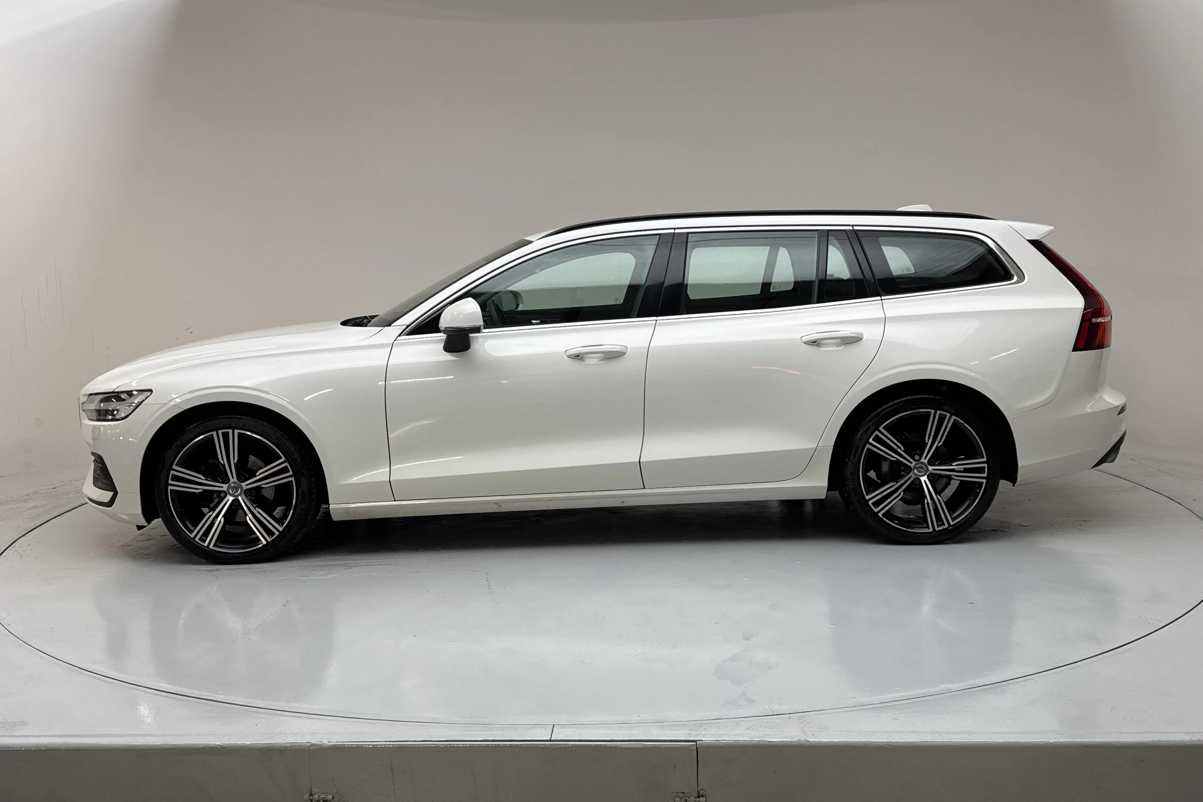 Presentationsfoto 2 av 16: Volvo V60 B4 Mildhybrid, Diesel (197hk) - 12 700 mil - Automat - vit - 2022