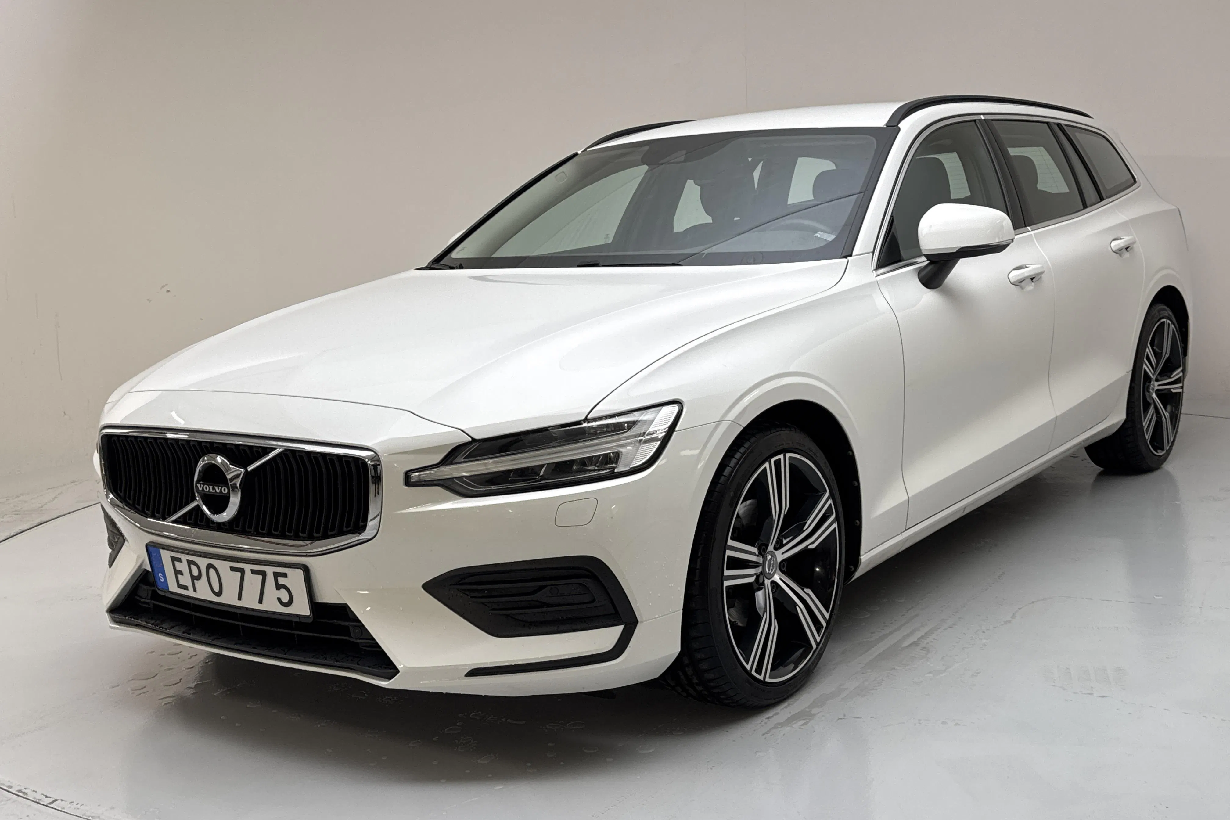 Presentationsfoto 1 av 16: Volvo V60 B4 Mildhybrid, Diesel (197hk) - 12 700 mil - Automat - vit - 2022