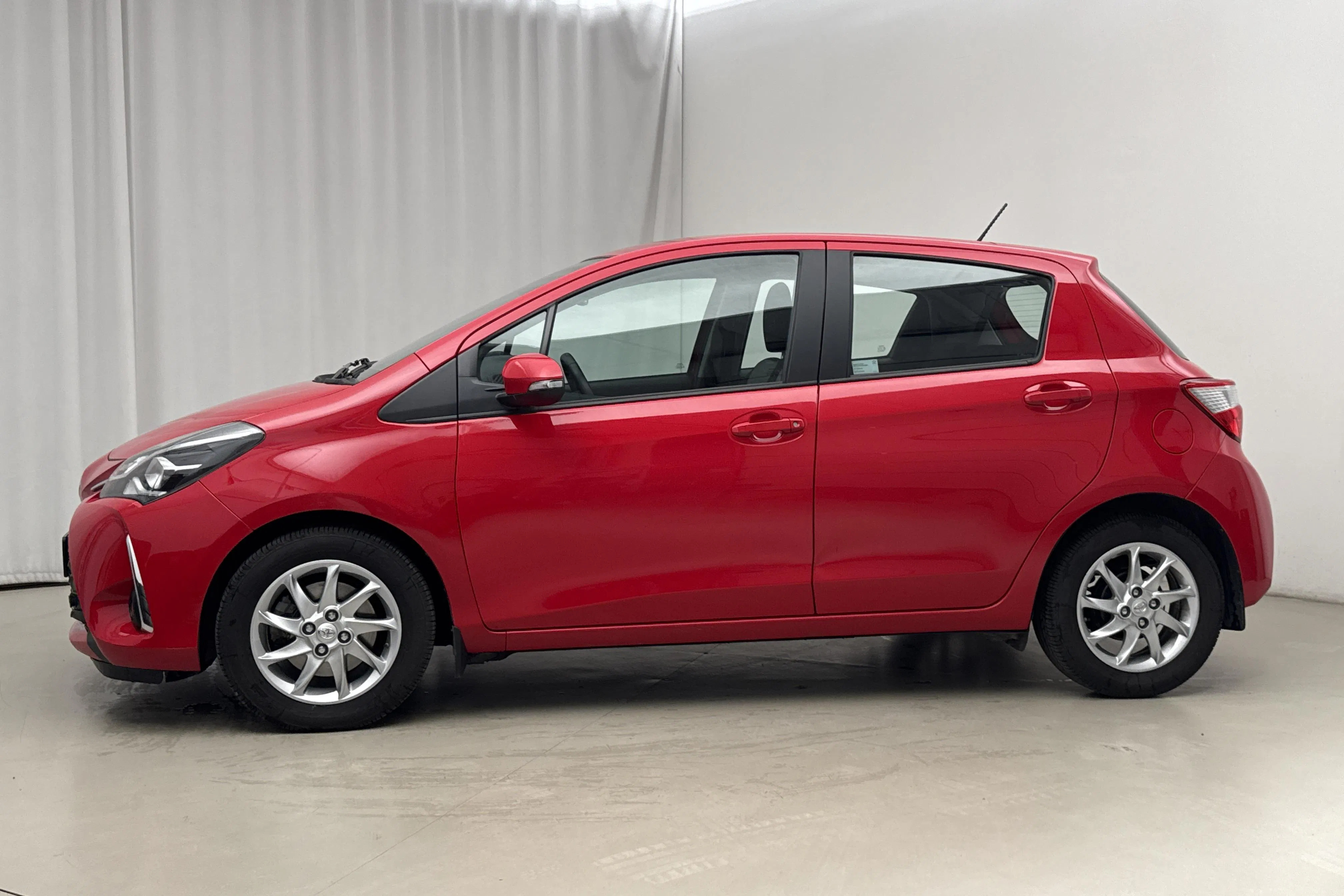 Presentationsfoto 2 av 16: Toyota Yaris 1.5 5dr (111hk) - 2 399 mil - Automat - röd - 2017