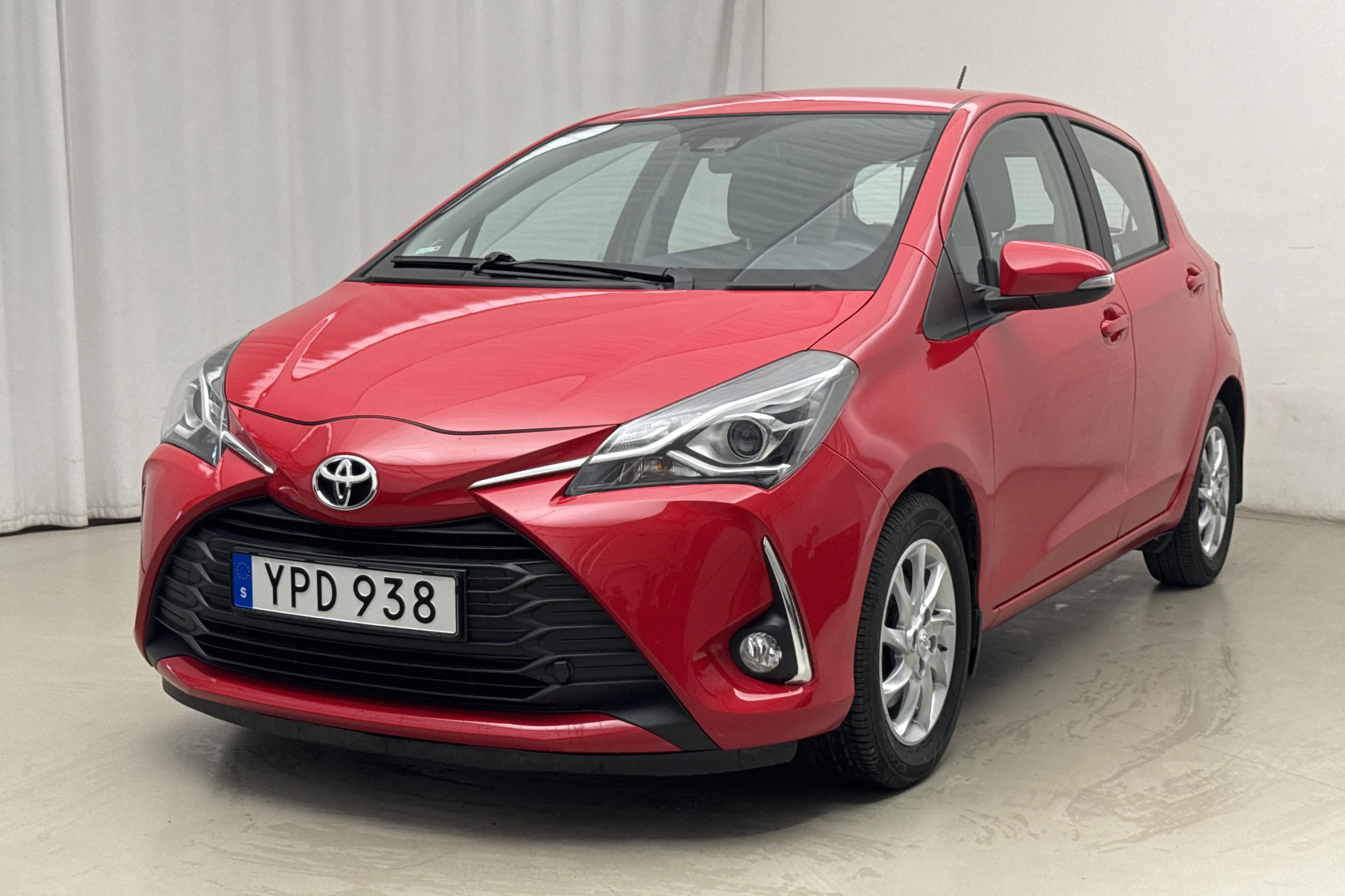 Presentationsfoto 1 av 16: Toyota Yaris 1.5 5dr (111hk) - 2 399 mil - Automat - röd - 2017
