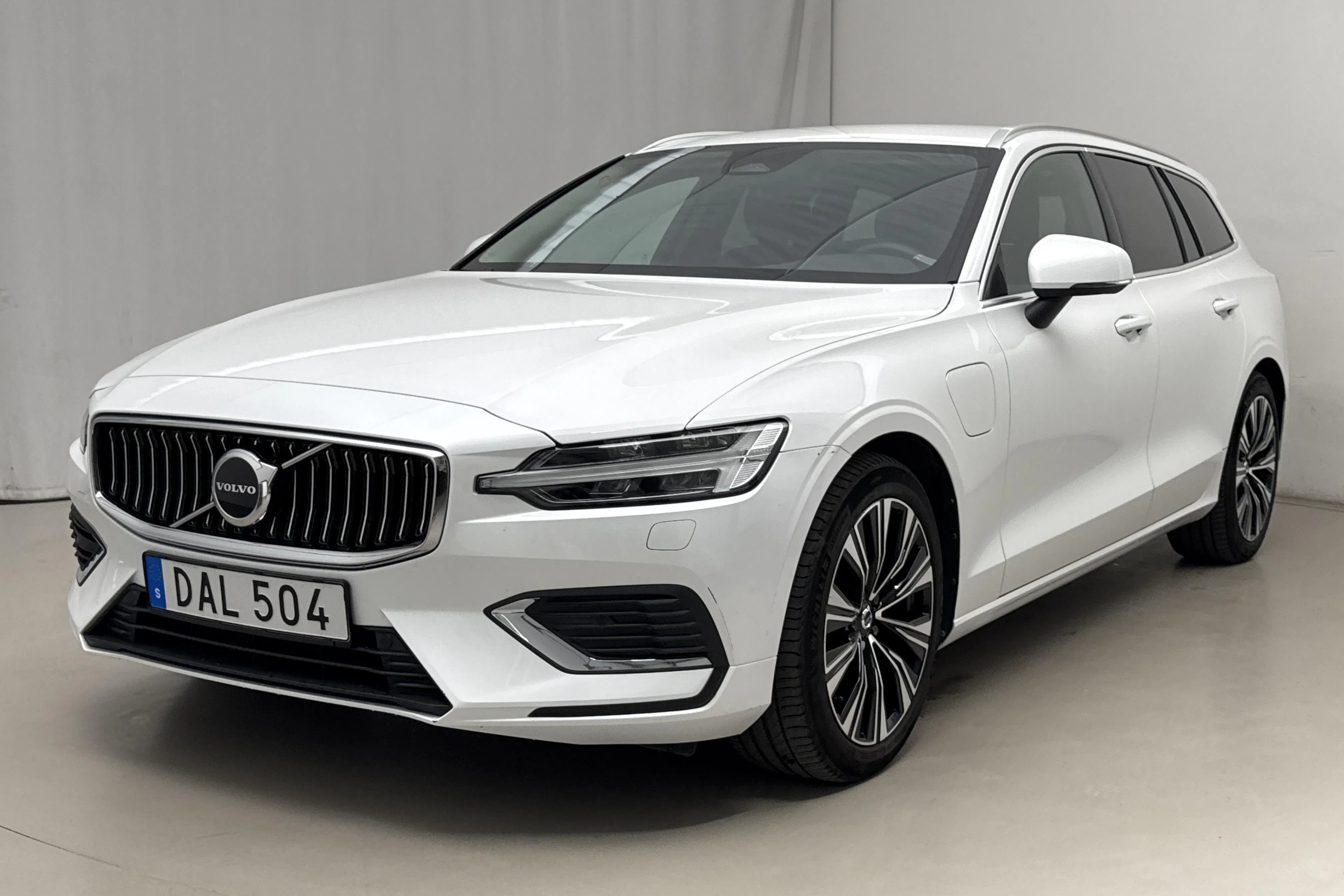 Presentation photo 1 of 21: Volvo V60 T6 AWD Recharge (350hk) - 62 000 km - Automatic - white - 2023