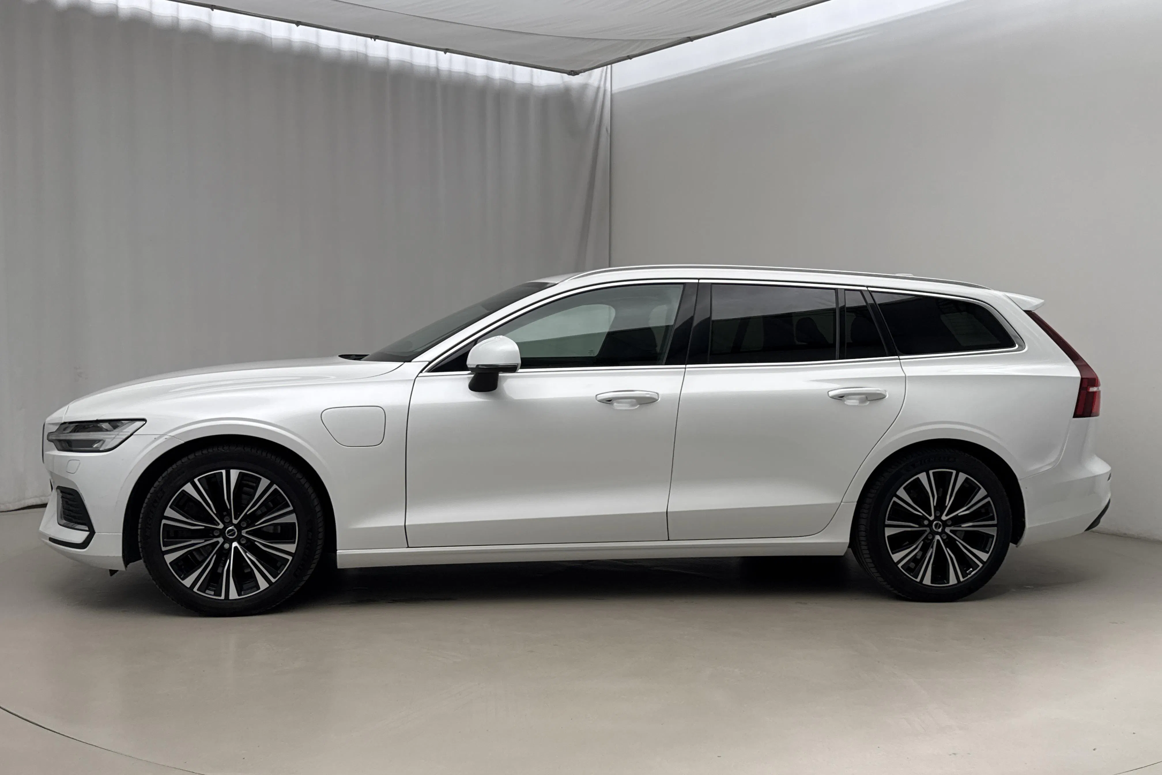 Presentation photo 2 of 21: Volvo V60 T6 AWD Recharge (350hk) - 62 000 km - Automatic - white - 2023