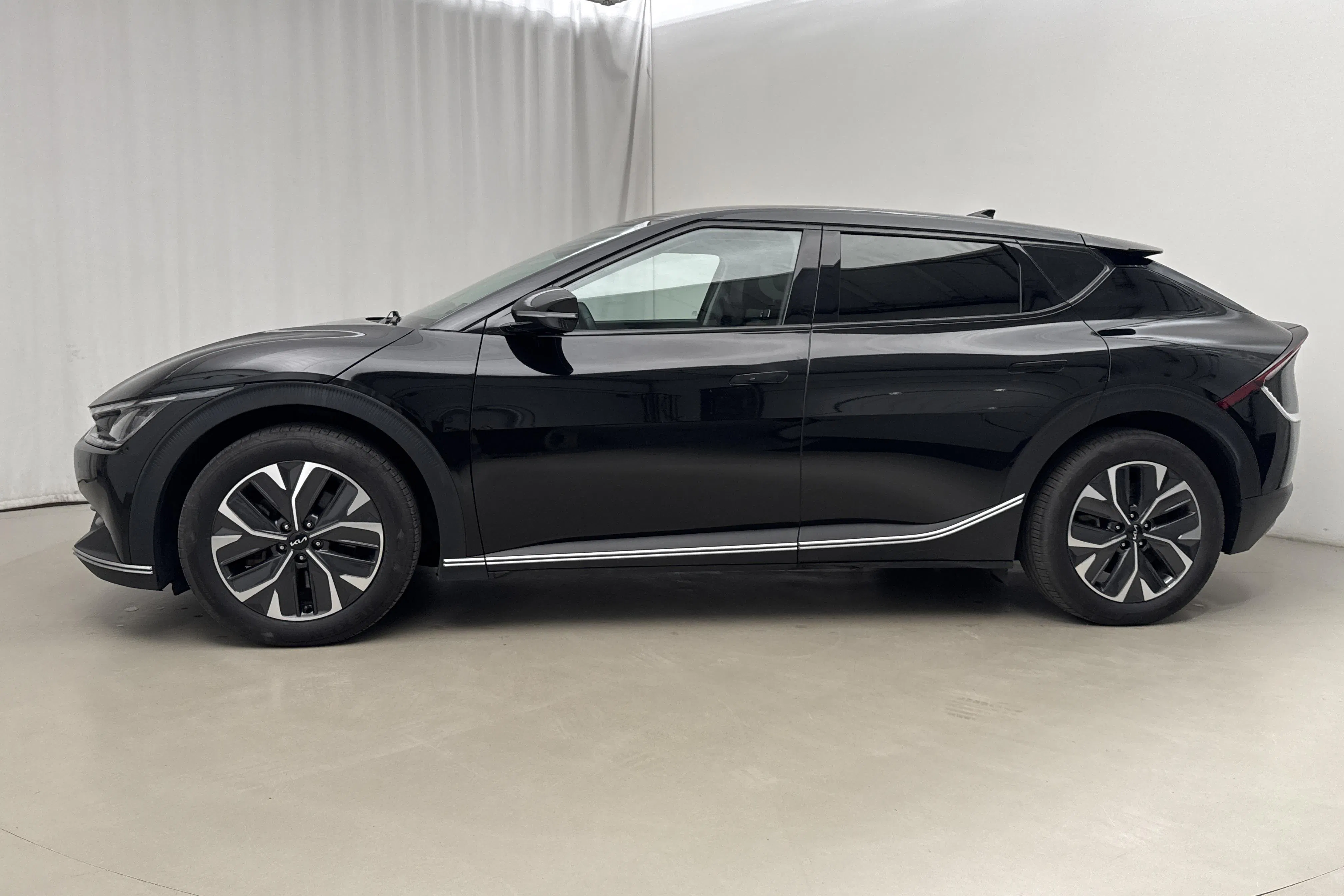 Presentationsfoto 2 av 20: KIA EV6 AWD (325hk) - 7 172 mil - Automat - svart - 2023
