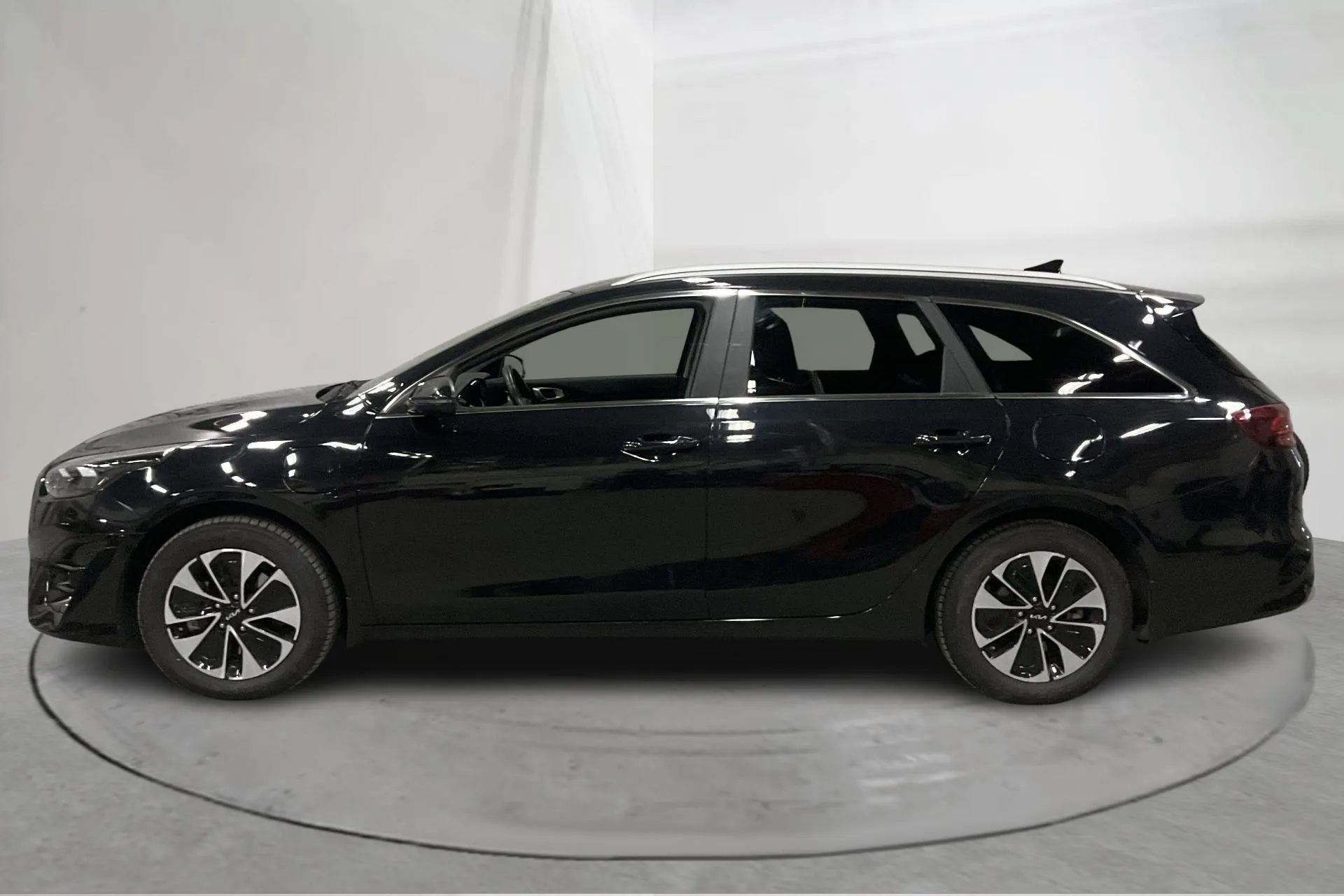 Presentationsfoto 2 av 20: KIA Ceed 1.6 Plug-in Hybrid SW (141hk) - 3 426 mil - Automat - svart - 2024