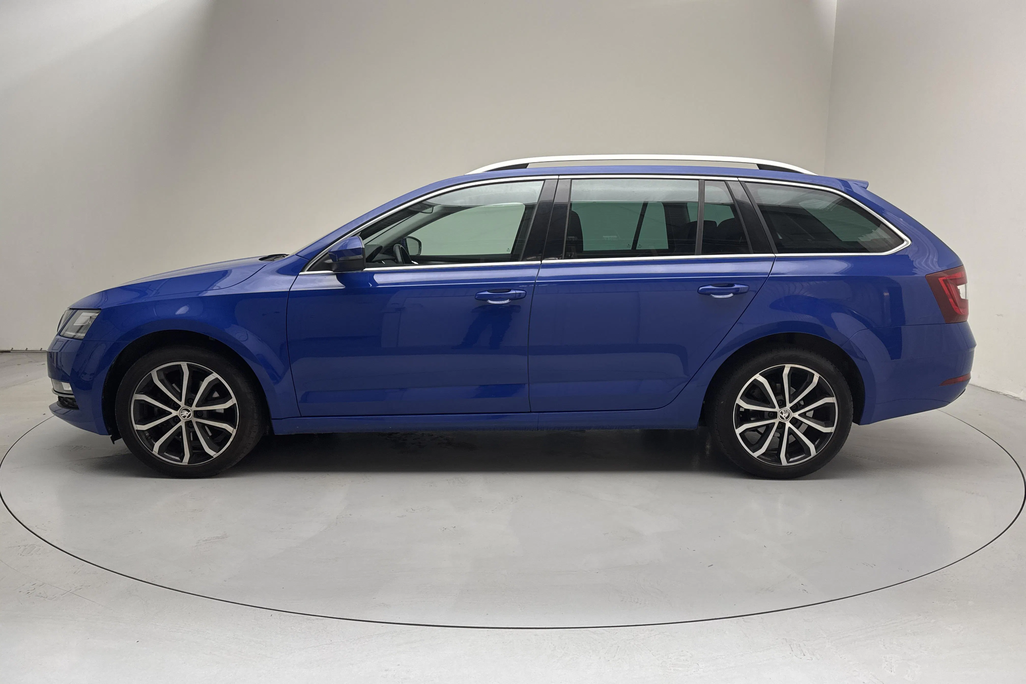 Presentationsfoto 2 av 16: Skoda Octavia III 1.5 TSI G-TEC Combi (130hk) - 6 959 mil - Automat - blå - 2020