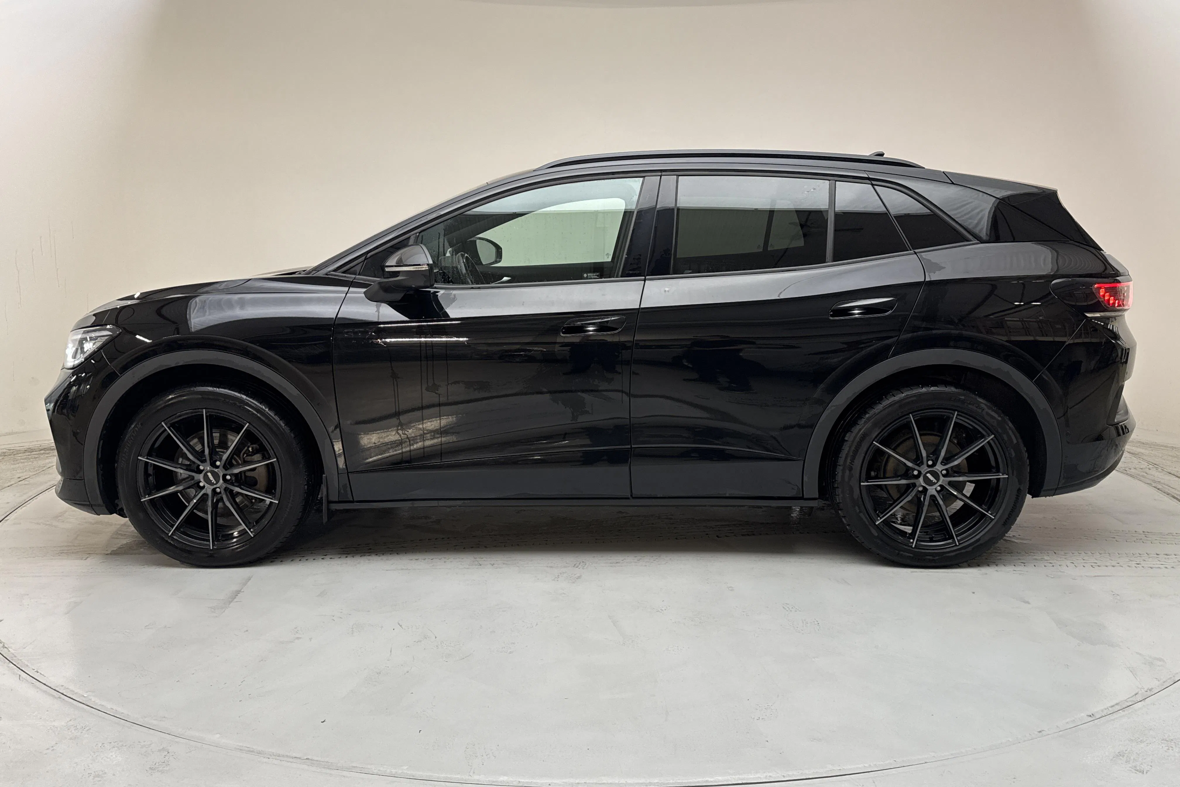 Presentationsfoto 2 av 22: VW ID.4 GTX 77kWh AWD (299hk) - 9 398 mil - Automat - svart - 2023