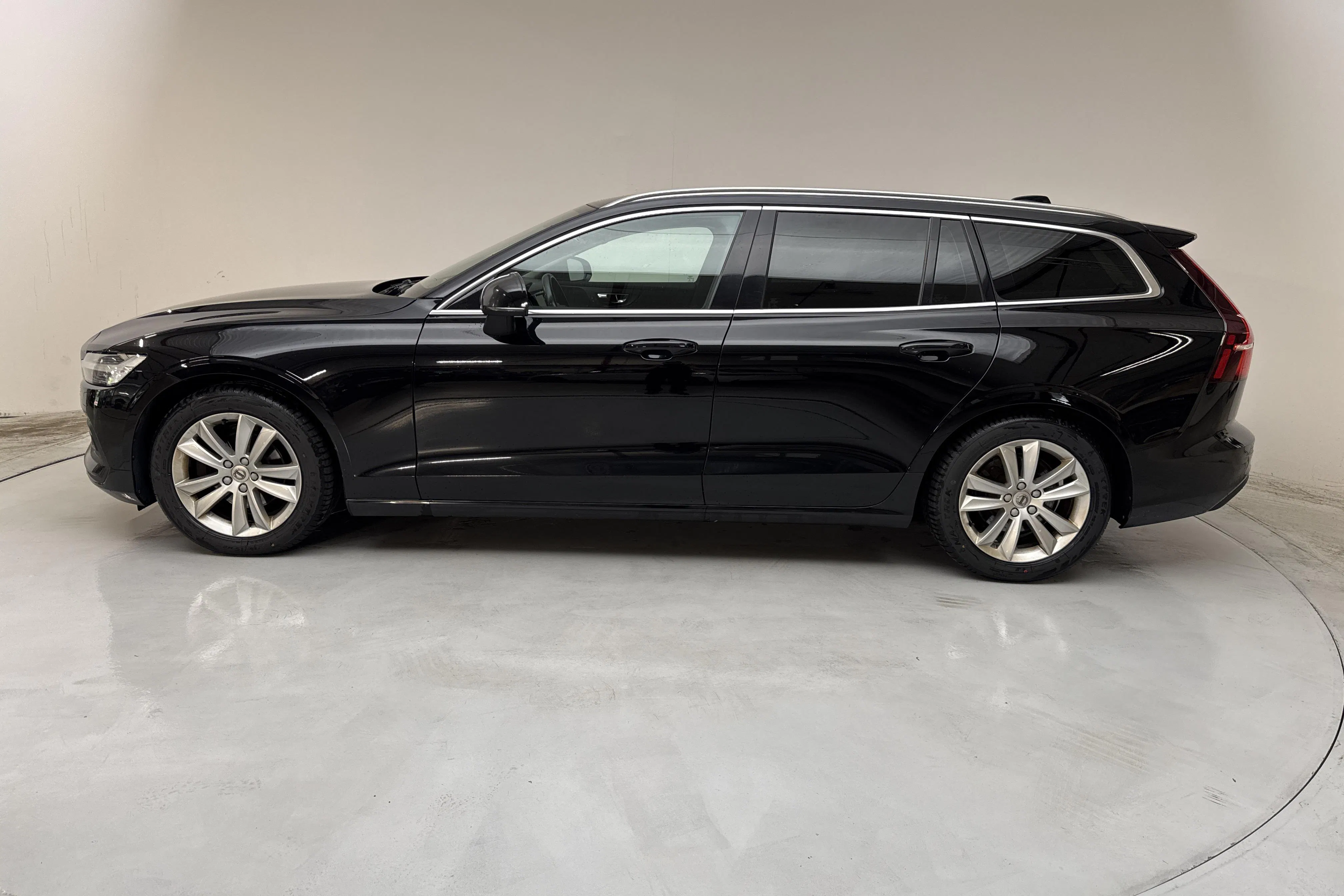 Presentationsfoto 2 av 13: Volvo V60 D3 (150hk) - 18 217 mil - Automat - svart - 2019