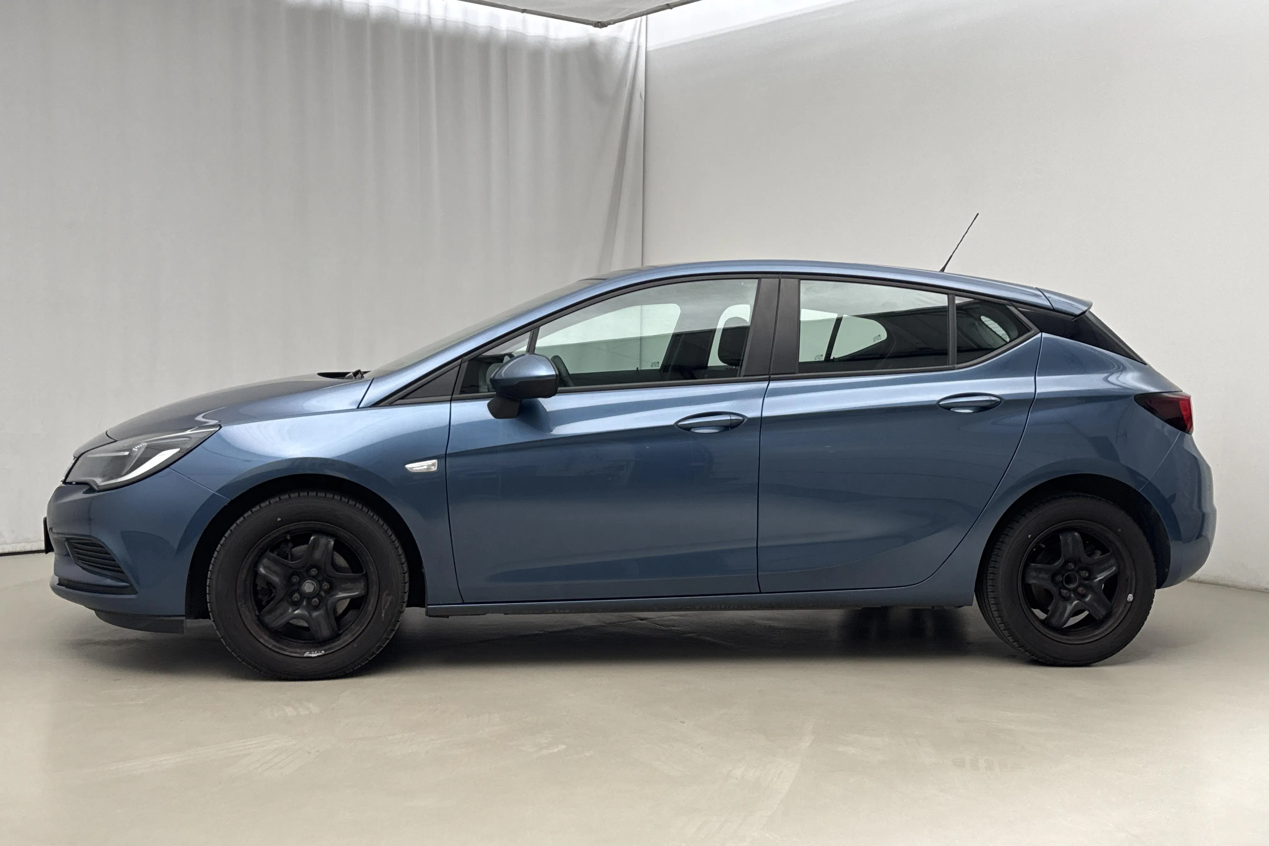 Presentationsfoto 2 av 16: Opel Astra 1.6 CDTI ecoFLEX 5dr (110hk) - 13 810 mil - Manuell - blå - 2016