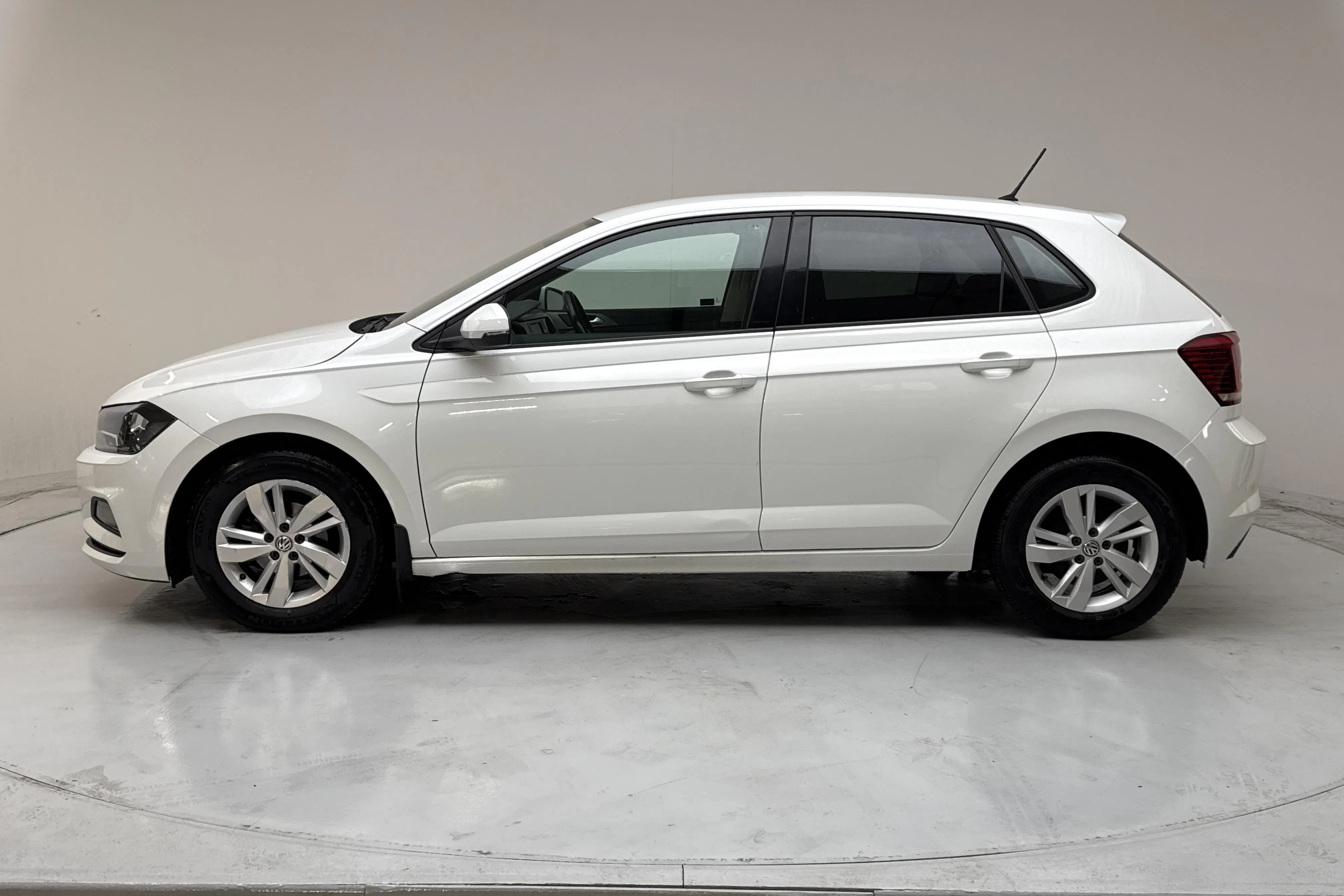 Presentationsfoto 2 av 11: VW Polo 1.0 TSI 5dr (95hk) - 18 315 mil - Automat - vit - 2020
