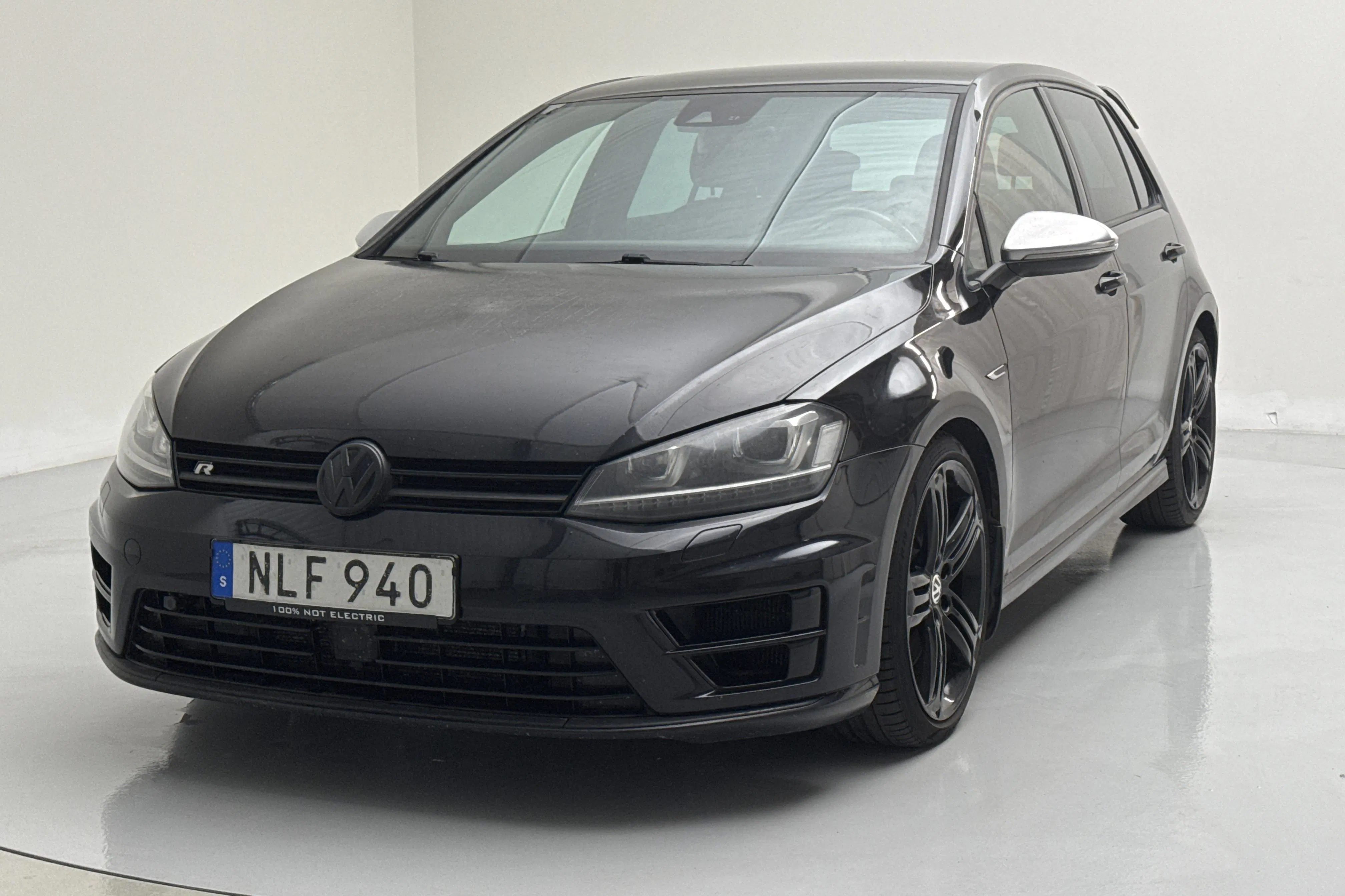 Presentationsfoto 1 av 14: VW Golf VII 2.0 TSI R 5dr (300hk) - 19 632 mil - Automat - svart - 2014