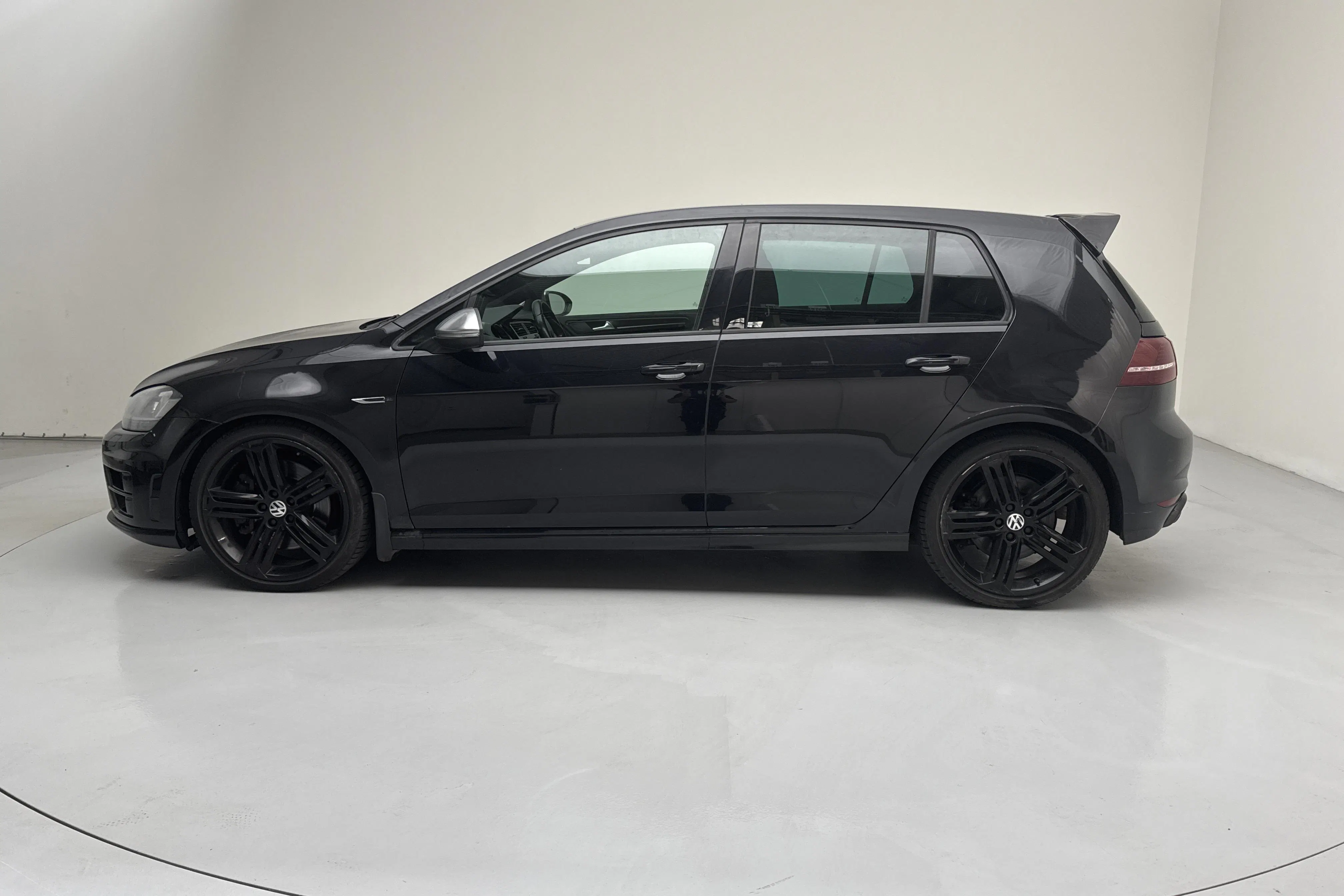 Presentationsfoto 2 av 14: VW Golf VII 2.0 TSI R 5dr (300hk) - 19 632 mil - Automat - svart - 2014