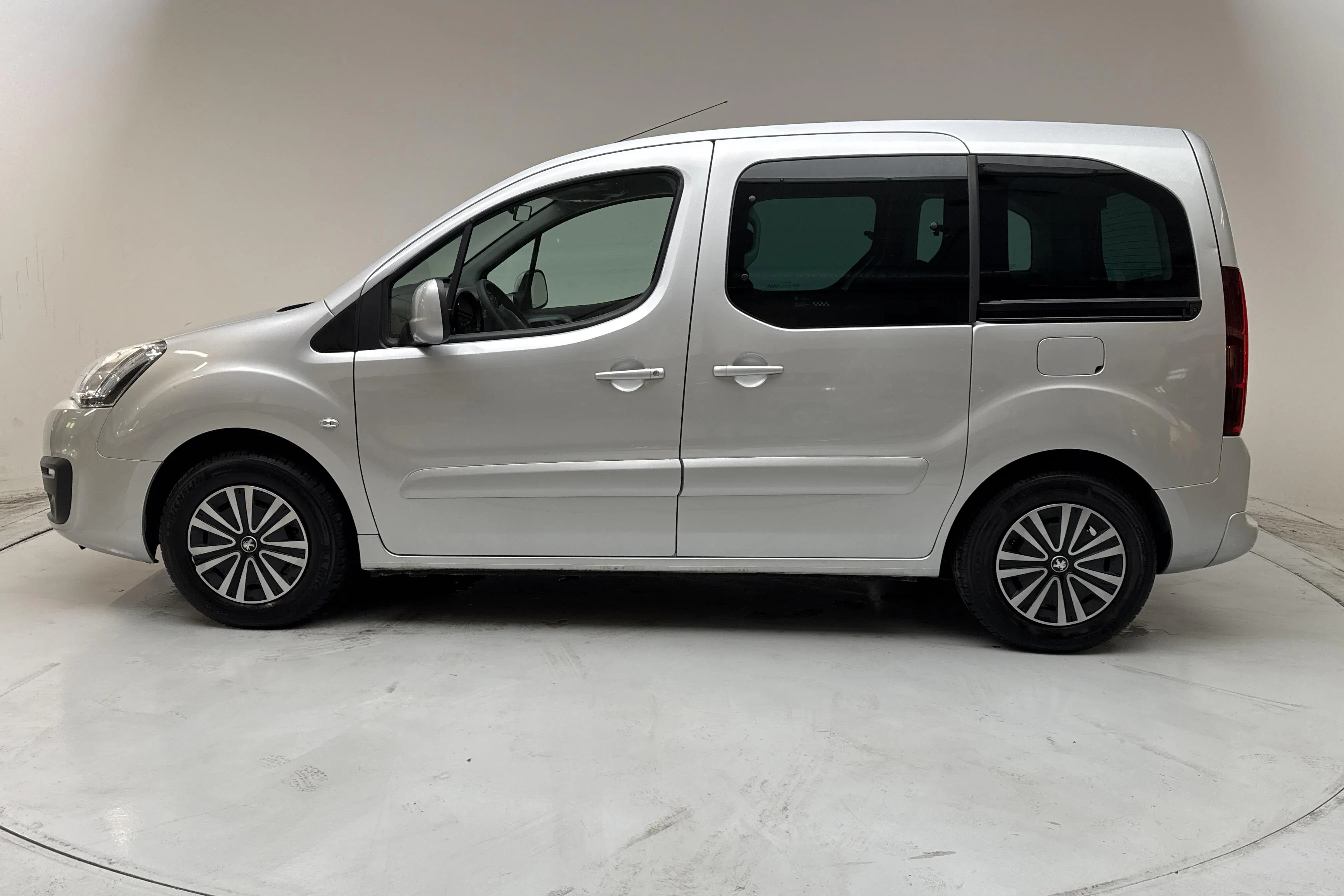 Presentation photo 2 of 12: Peugeot Partner Tepee 1.6 BlueHDi (100hk) - 49 040 km - Manual - Light Grey - 2016