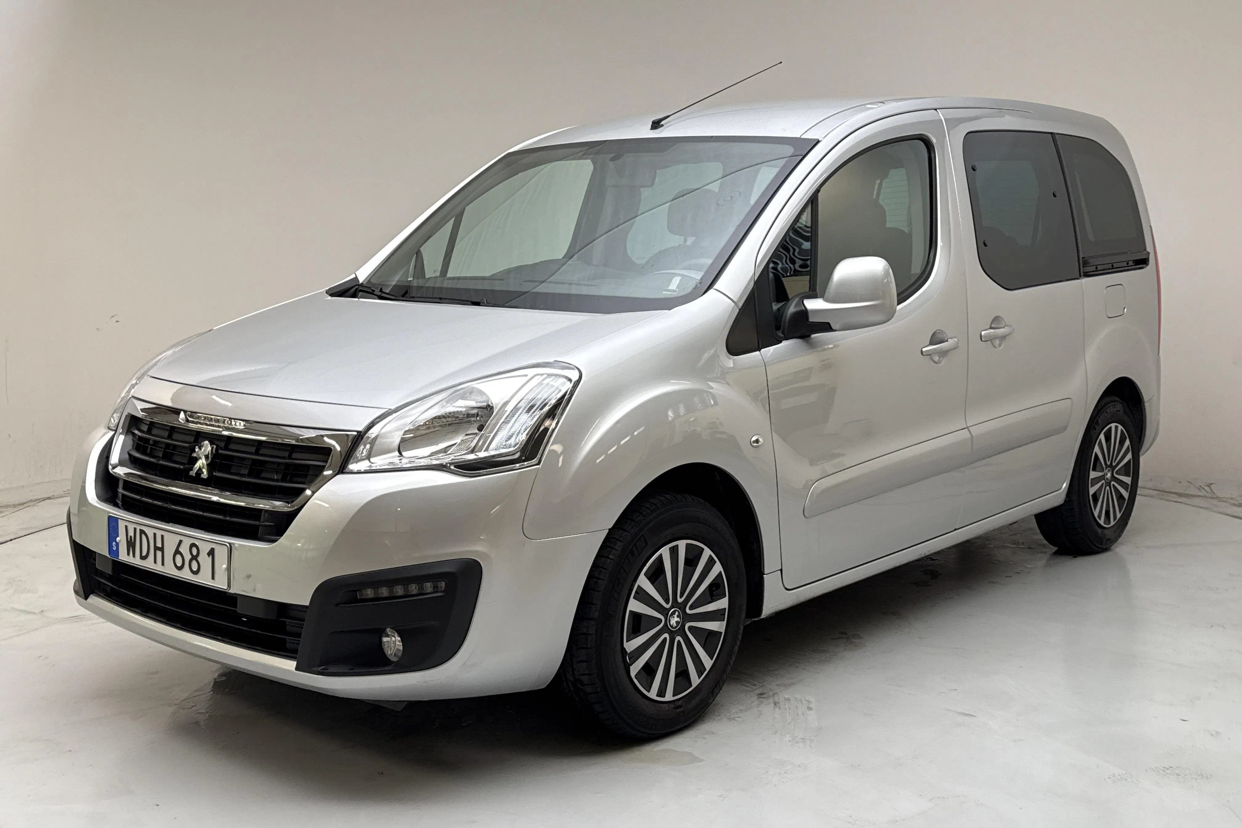 Presentation photo 1 of 12: Peugeot Partner Tepee 1.6 BlueHDi (100hk) - 49 040 km - Manual - Light Grey - 2016