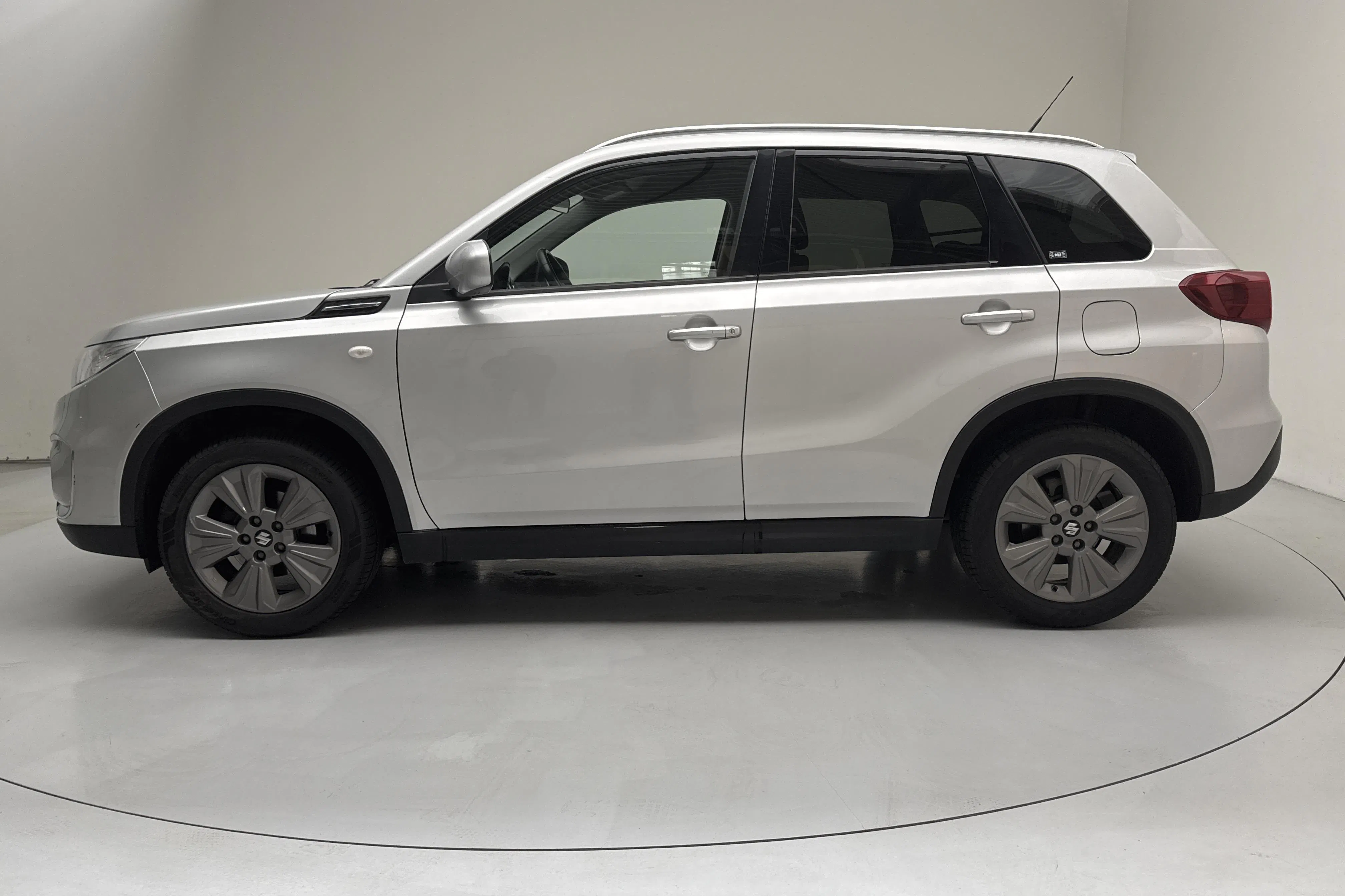 Presentationsfoto 2 av 13: Suzuki Vitara 1.0 Allgrip 4x4 (112hk) - 12 794 mil - Manuell - silver - 2019
