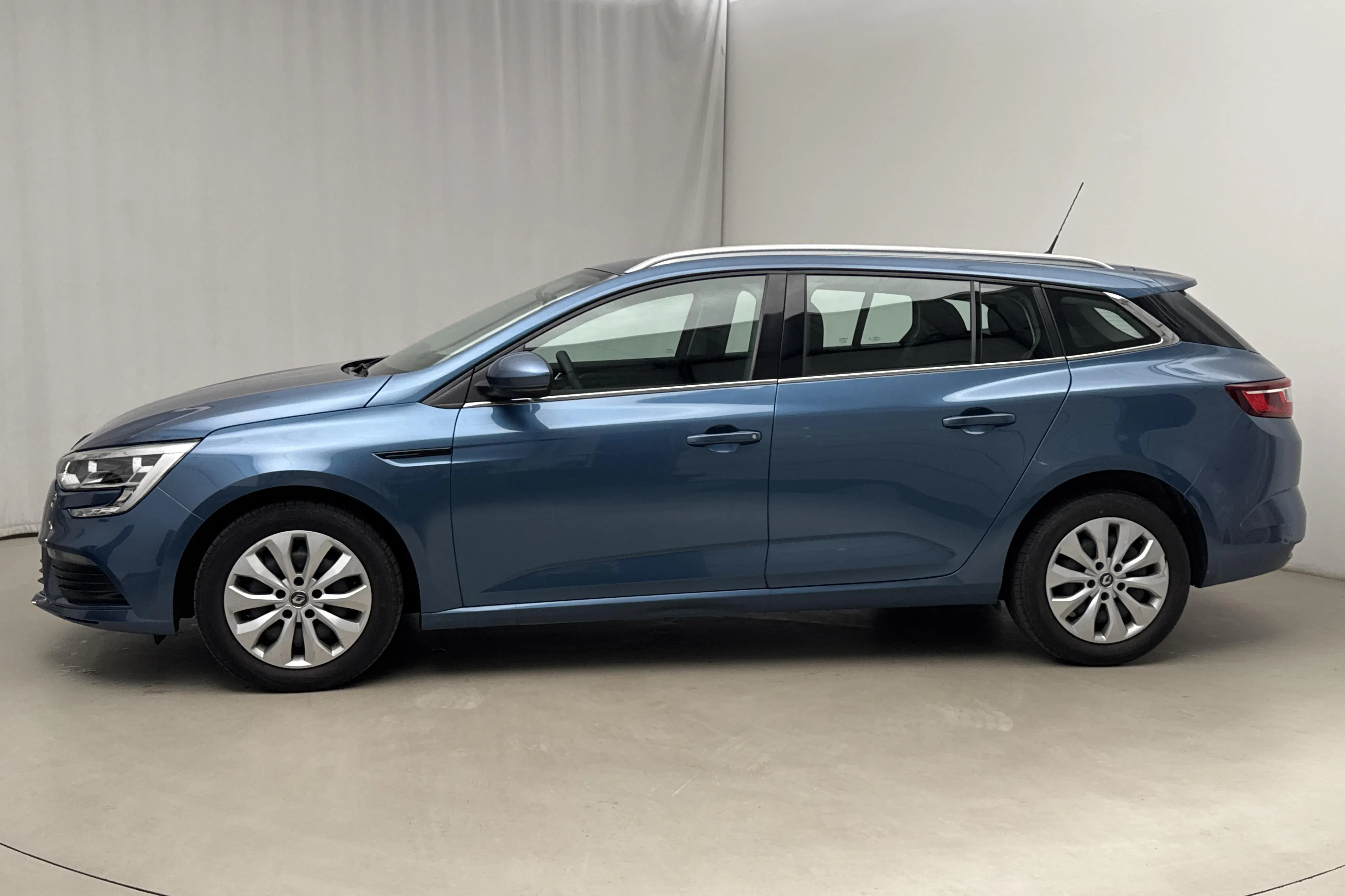 Presentationsfoto 2 av 12: Renault Mégane 1.2 TCe Sport Tourer (100hk) - 5 218 mil - Manuell - Ljusblå - 2018