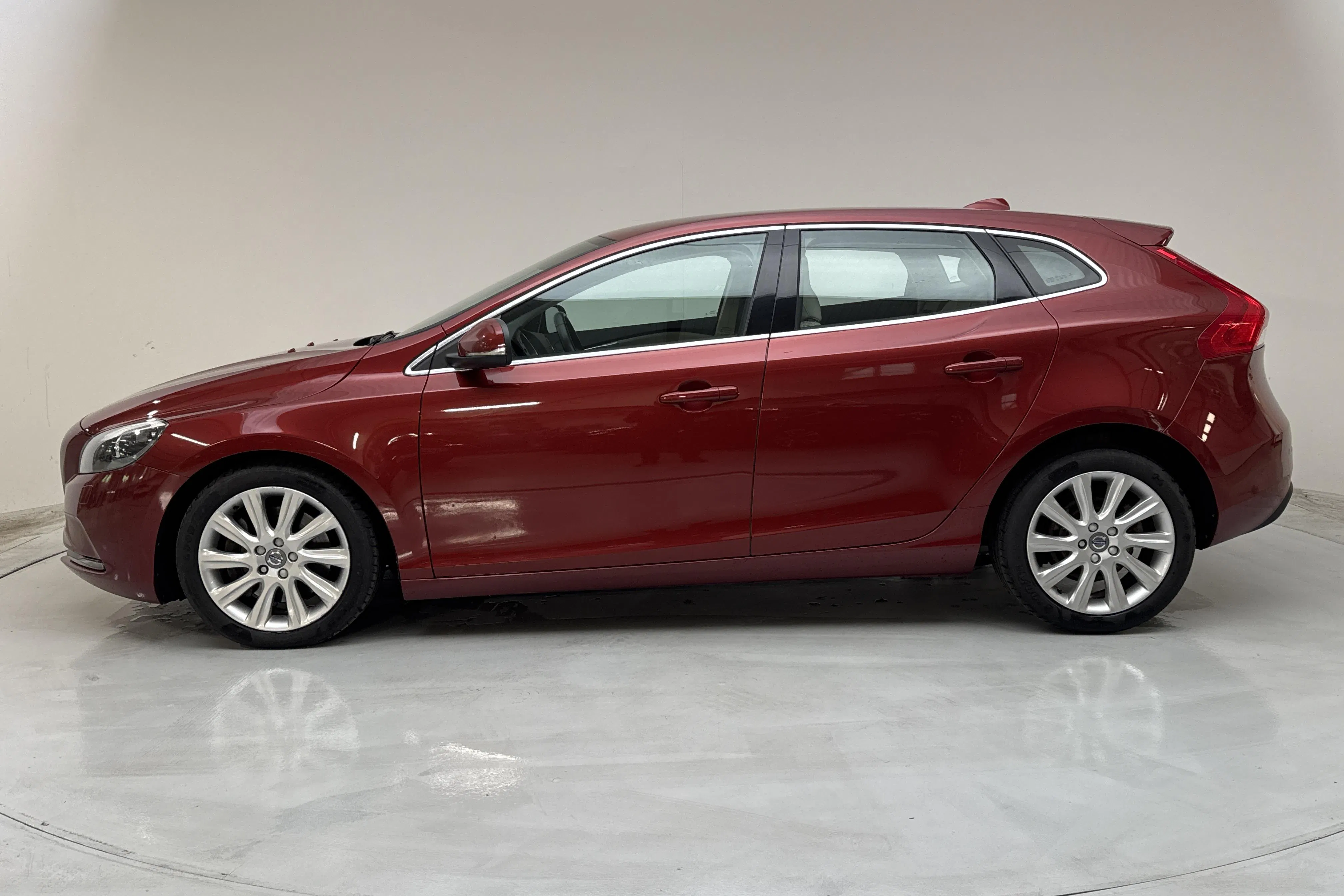 Presentation photo 2 of 21: Volvo V40 D2 (120hk) - 149 970 km - Automatic - red - 2016