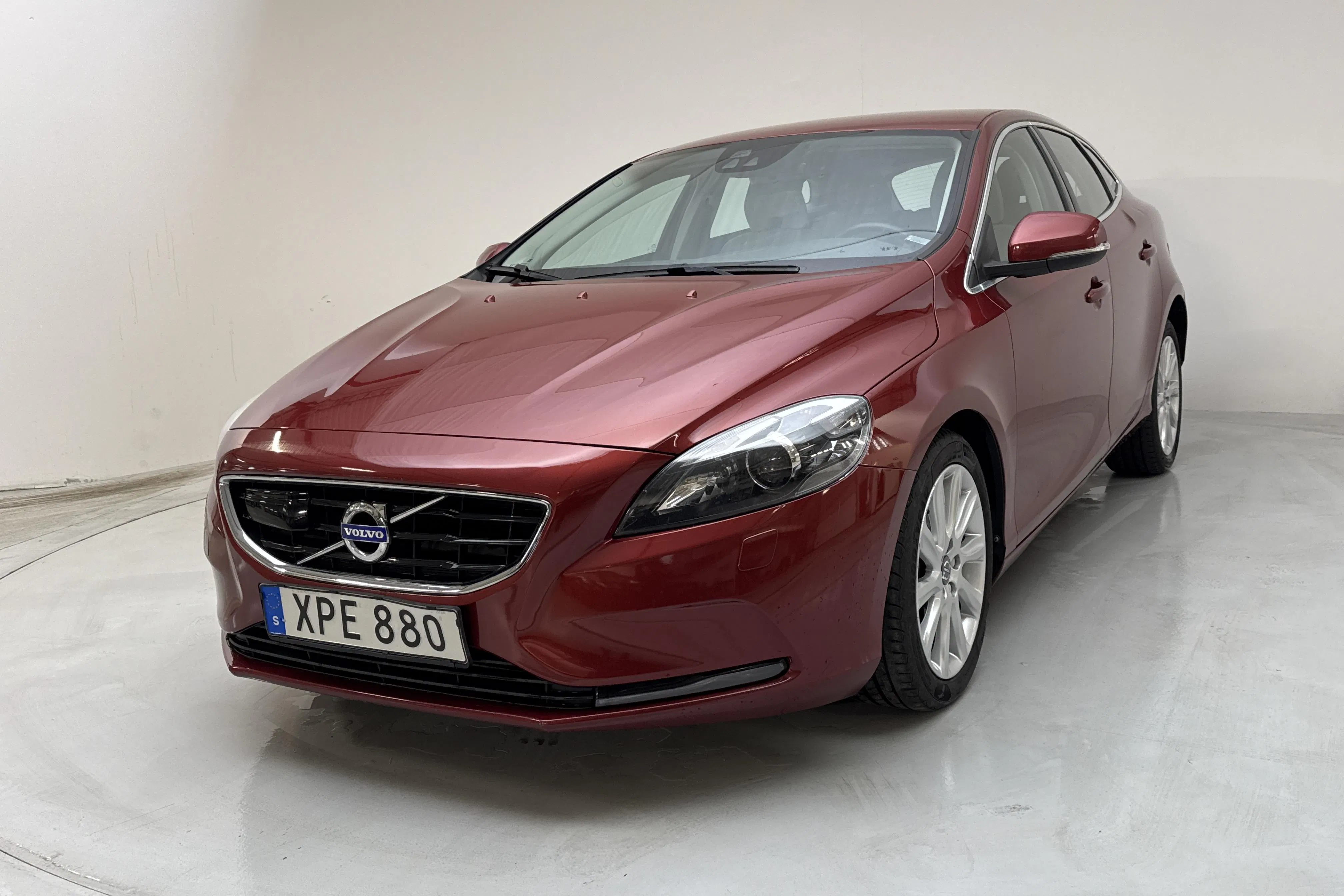 Presentation photo 1 of 21: Volvo V40 D2 (120hk) - 149 970 km - Automatic - red - 2016