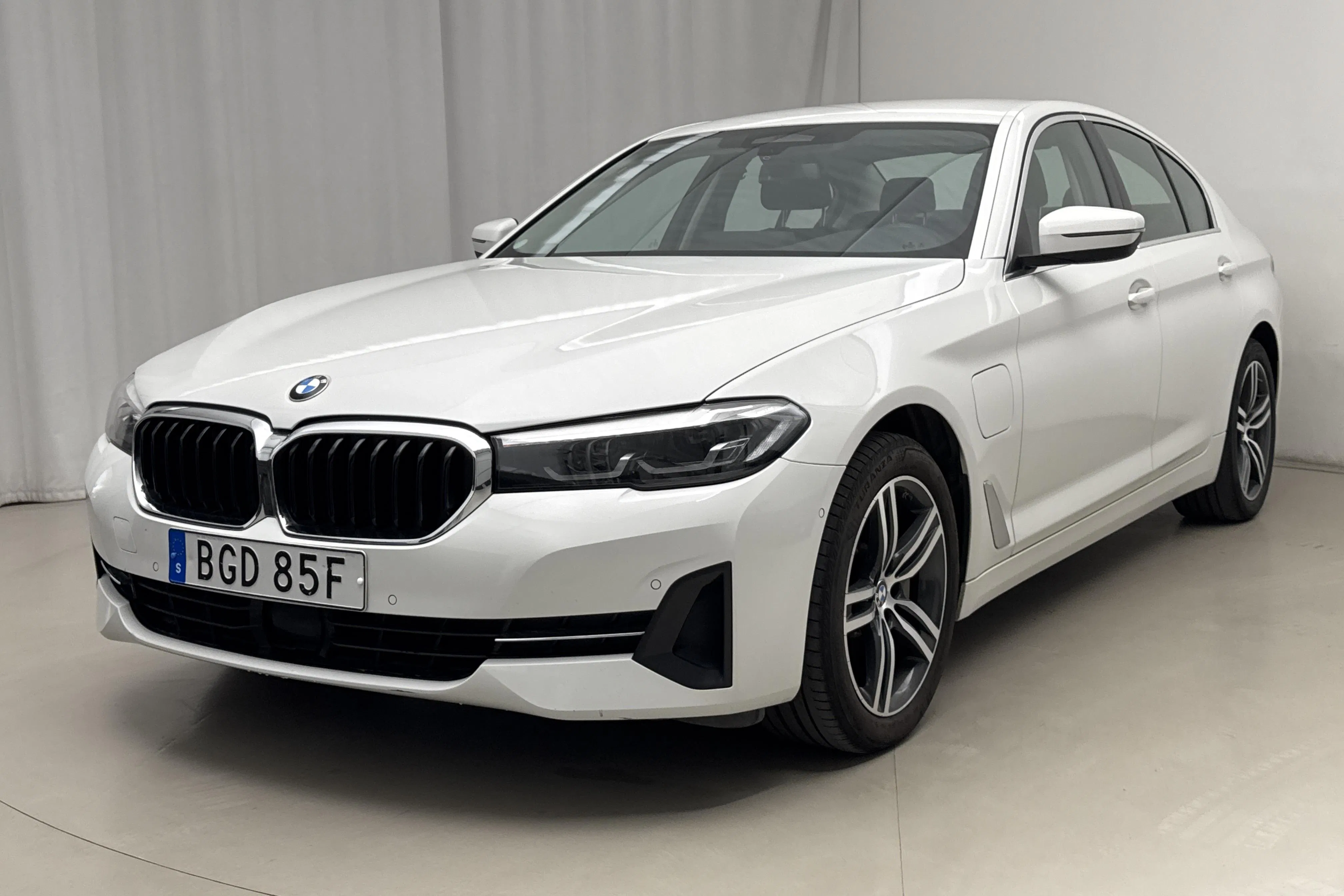 Presentationsfoto 1 av 22: BMW 530e Sedan, G30 12kWh LCI (292hk) - 13 581 mil - Automat - vit - 2021