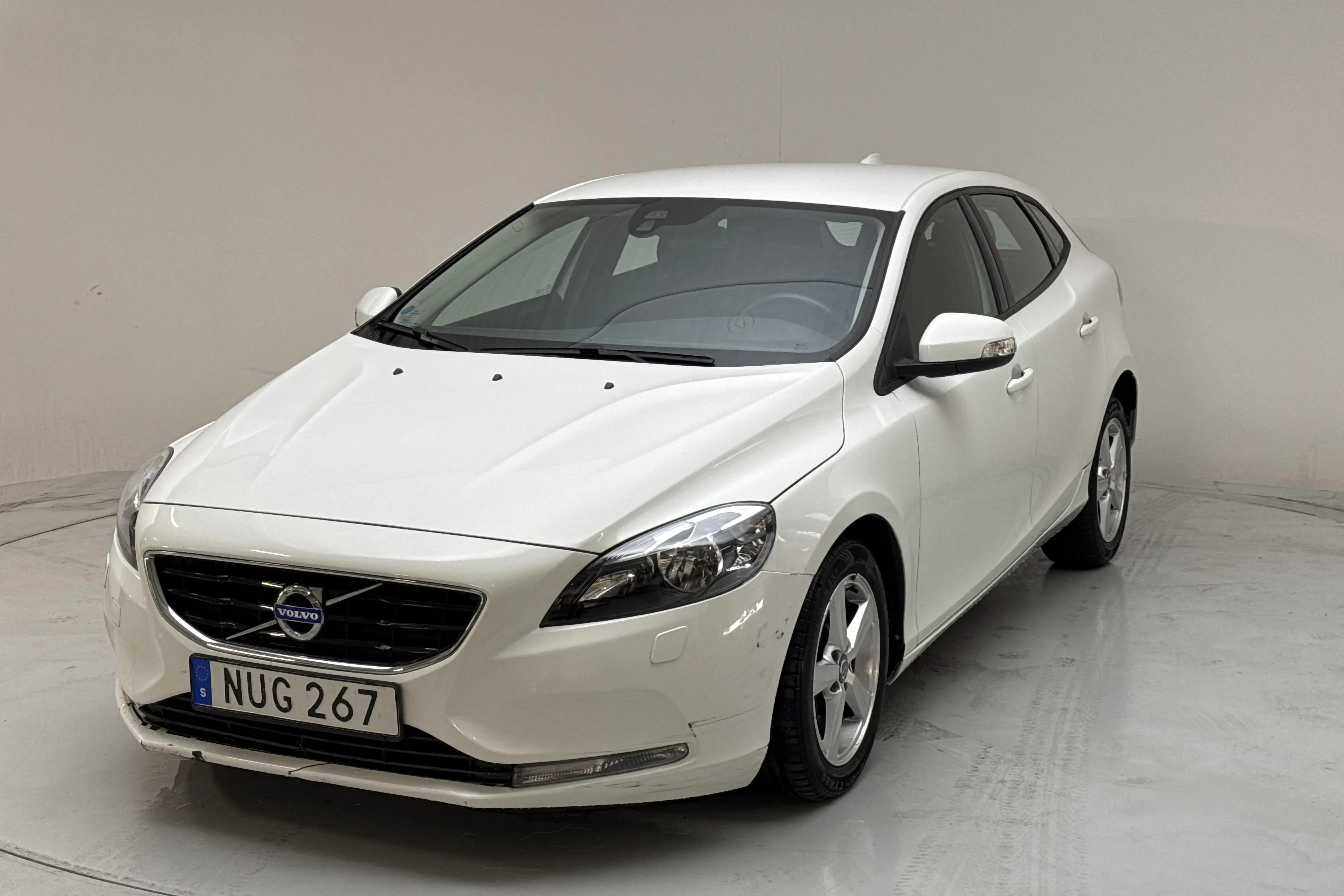 Presentation photo 1 of 13: Volvo V40 D2 (120hk) - 199 360 km - Automatic - white - 2016