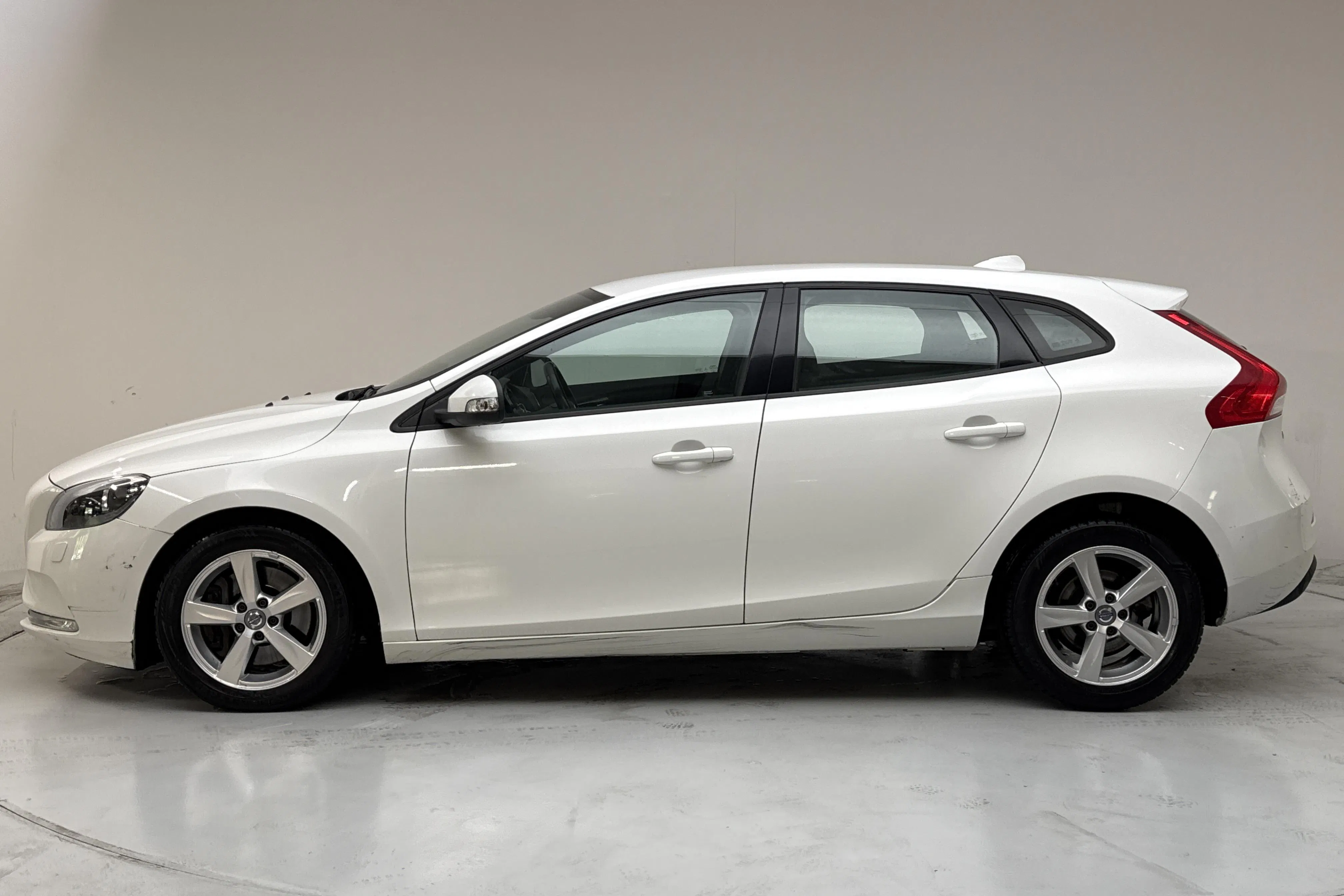 Presentation photo 2 of 13: Volvo V40 D2 (120hk) - 199 360 km - Automatic - white - 2016