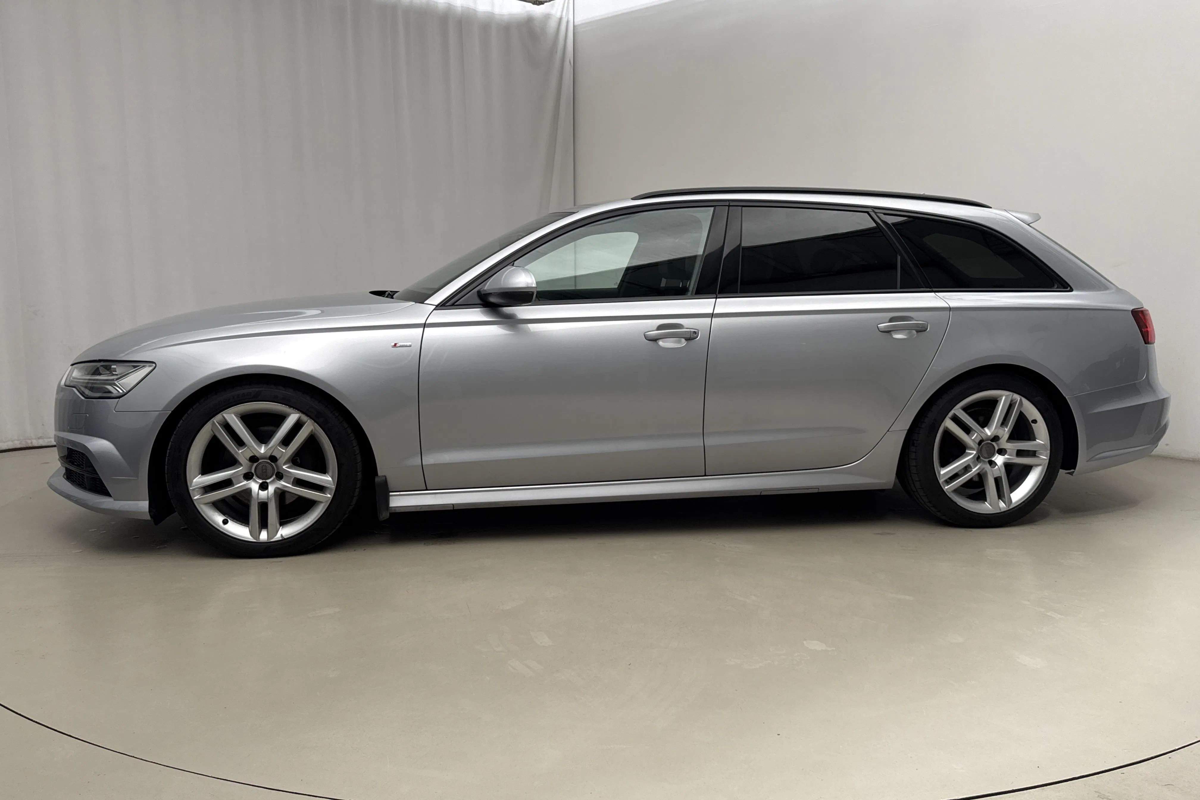 Presentationsfoto 2 av 17: Audi A6 2.0 TDI Avant quattro (190hk) - 7 863 mil - Automat - silver - 2018