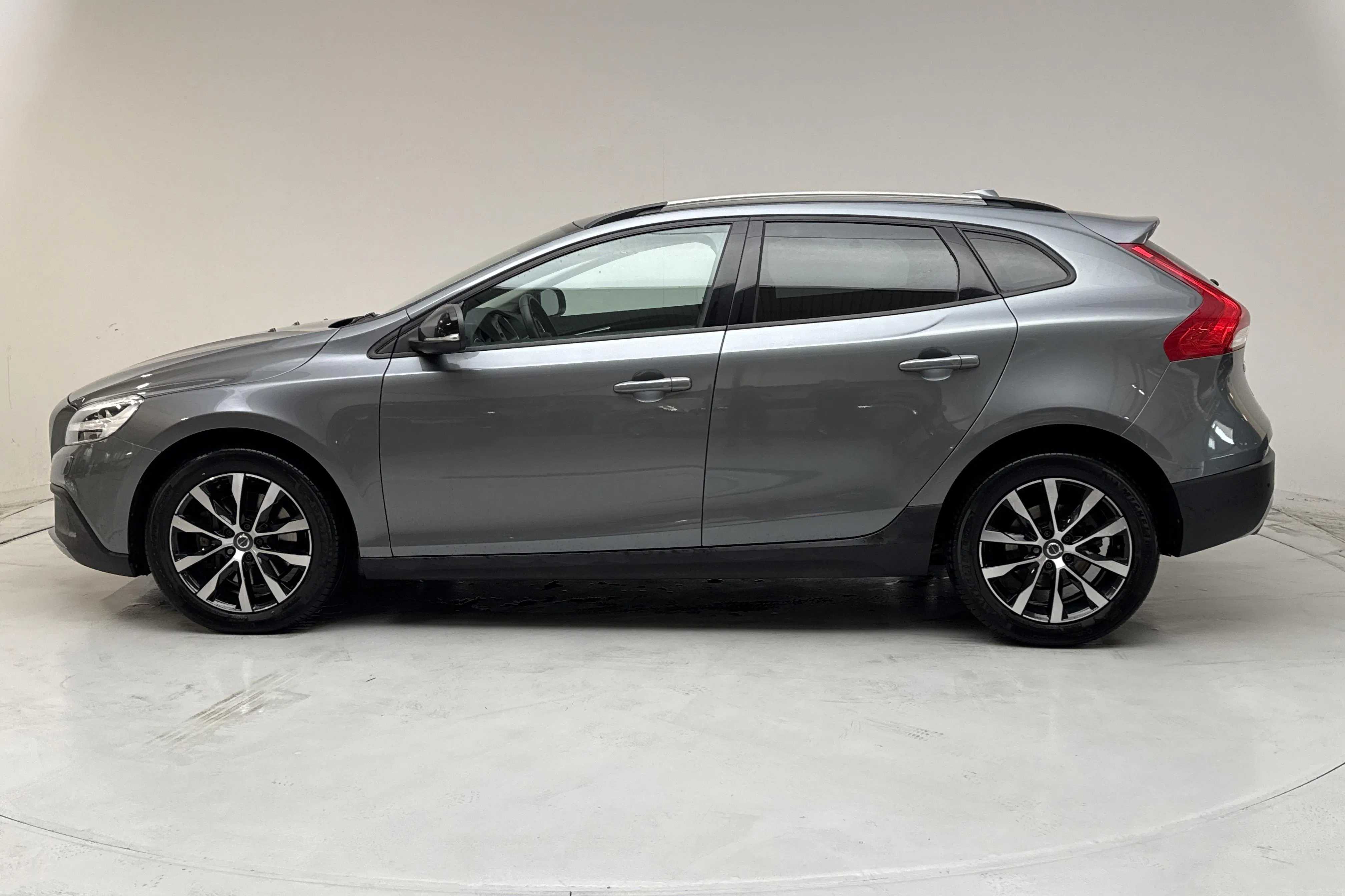 Presentation photo 2 of 14: Volvo V40 Cross Country T3 (152hk) - 87 130 km - Automatic - gray - 2019