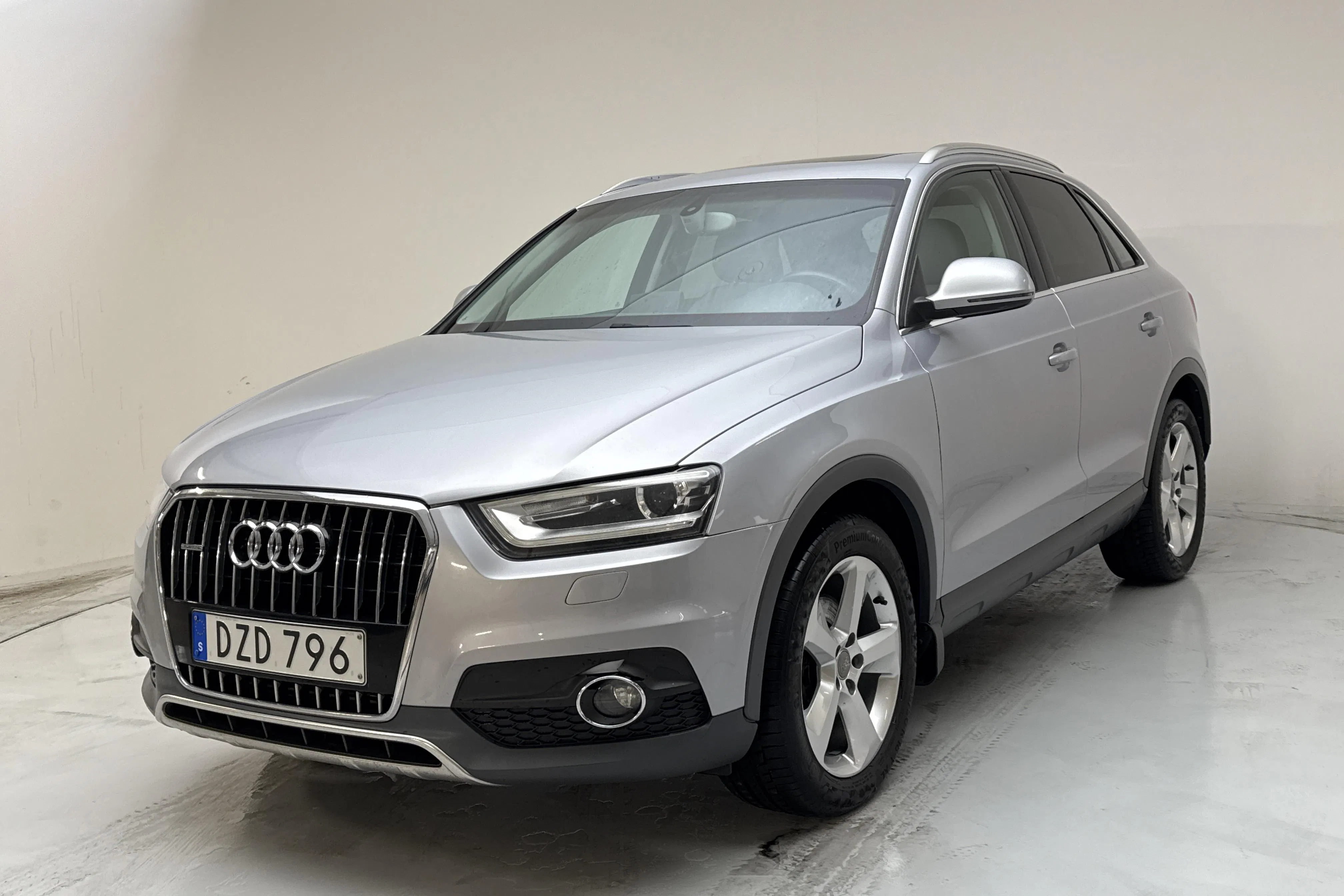 Presentationsfoto 1 av 13: Audi Q3 2.0 TDI quattro (140hk) - 16 563 mil - Manuell - silver - 2014