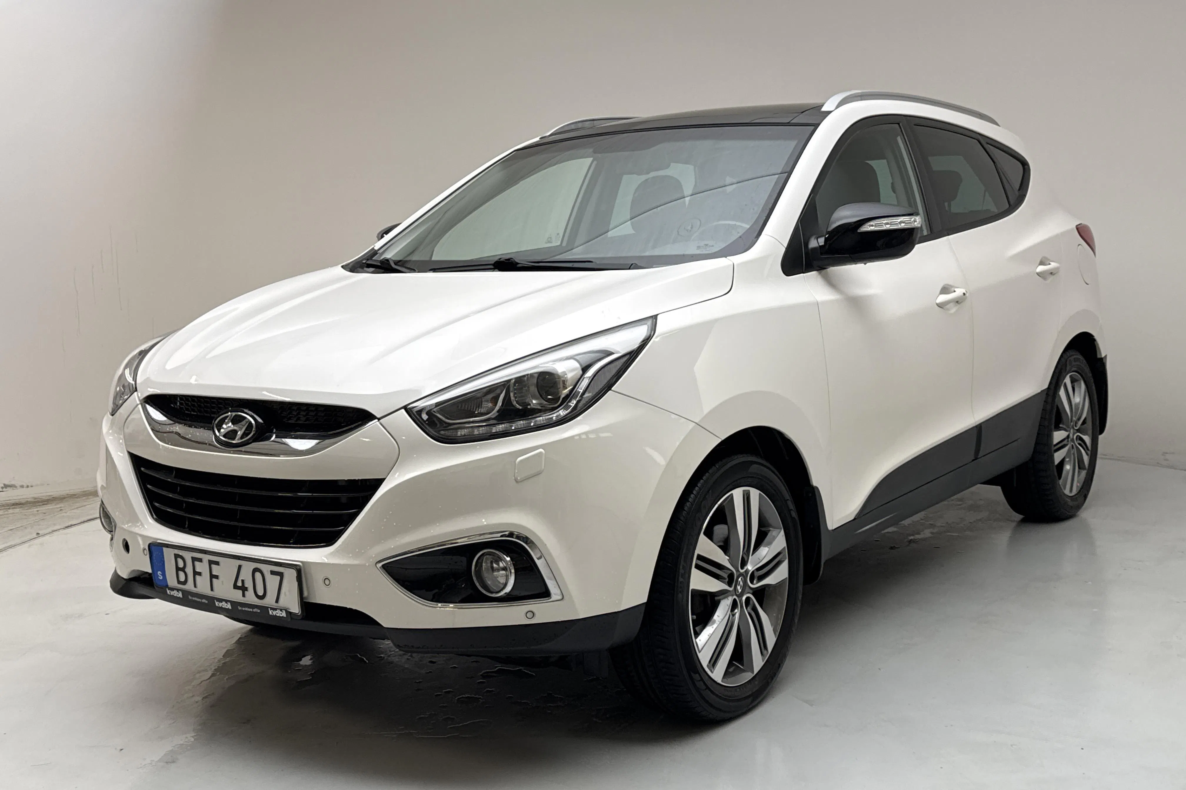 Presentationsfoto 1 av 14: Hyundai ix35 2.0 CRDi-R 4WD (136hk) - 8 262 mil - Automat - vit - 2014