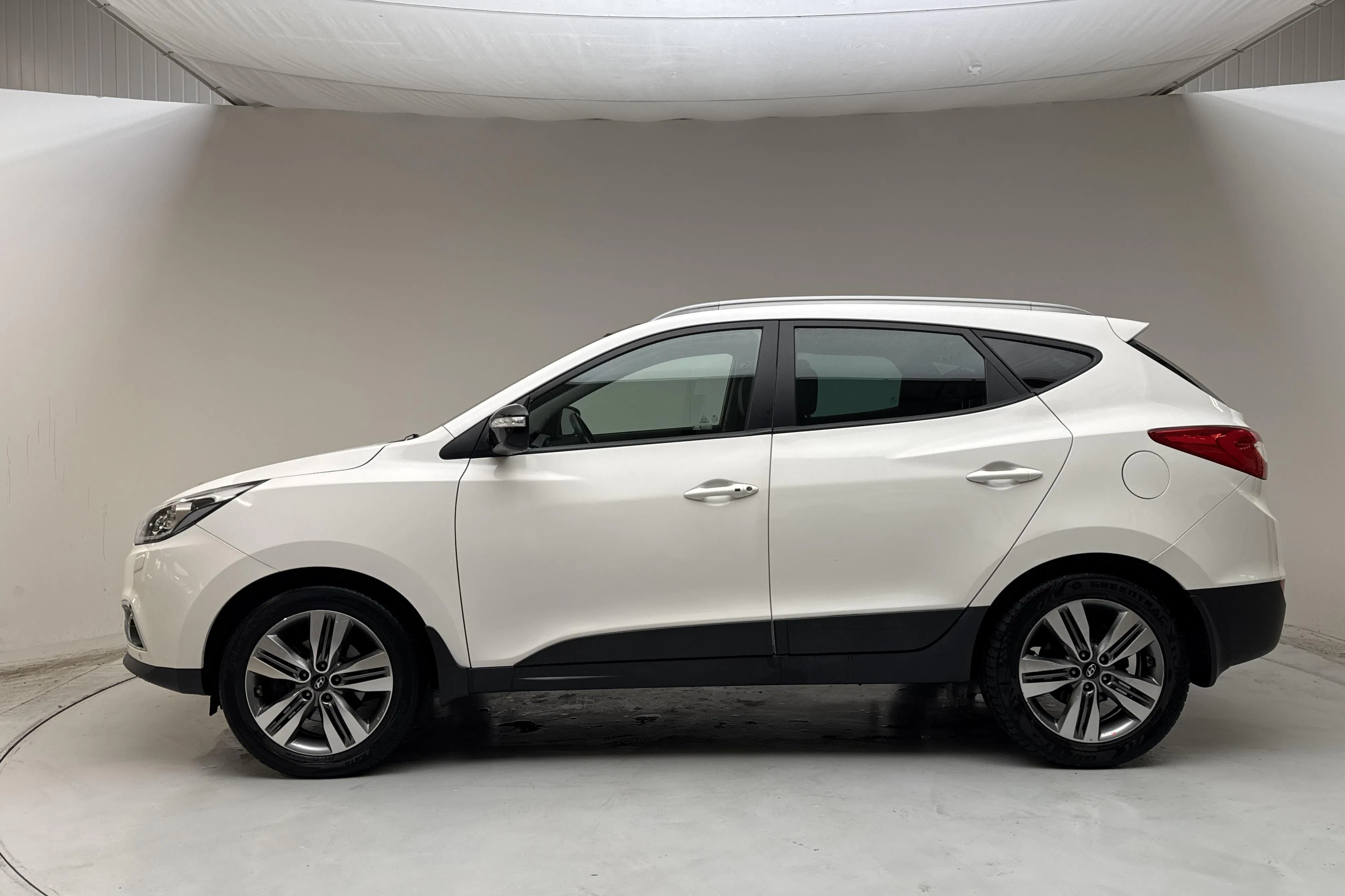 Presentationsfoto 2 av 14: Hyundai ix35 2.0 CRDi-R 4WD (136hk) - 8 262 mil - Automat - vit - 2014