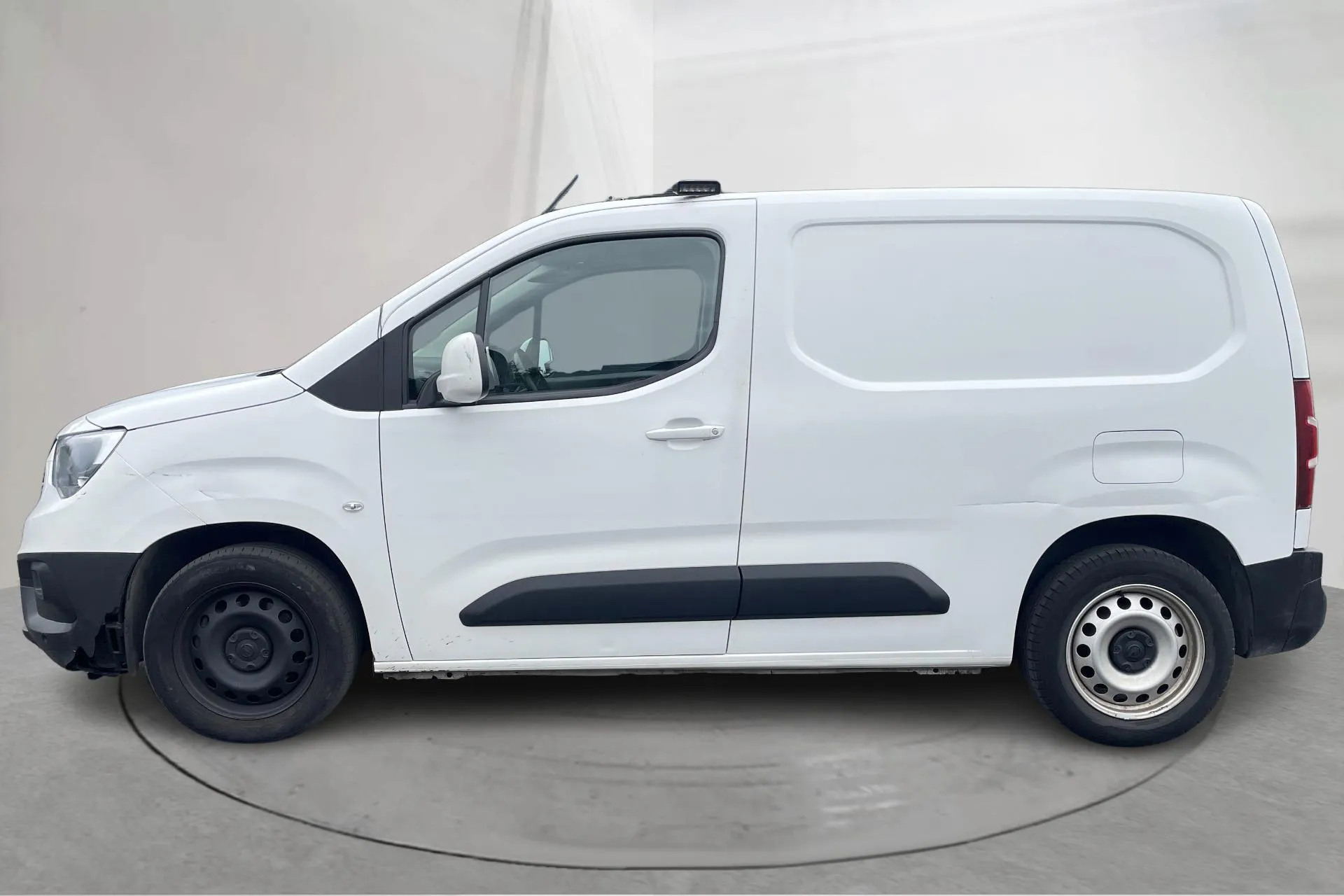 Presentation photo 2 of 13: Opel Combo 1.5 CDTI Skåp (130hk) - 139 160 km - Automatic - white - 2019