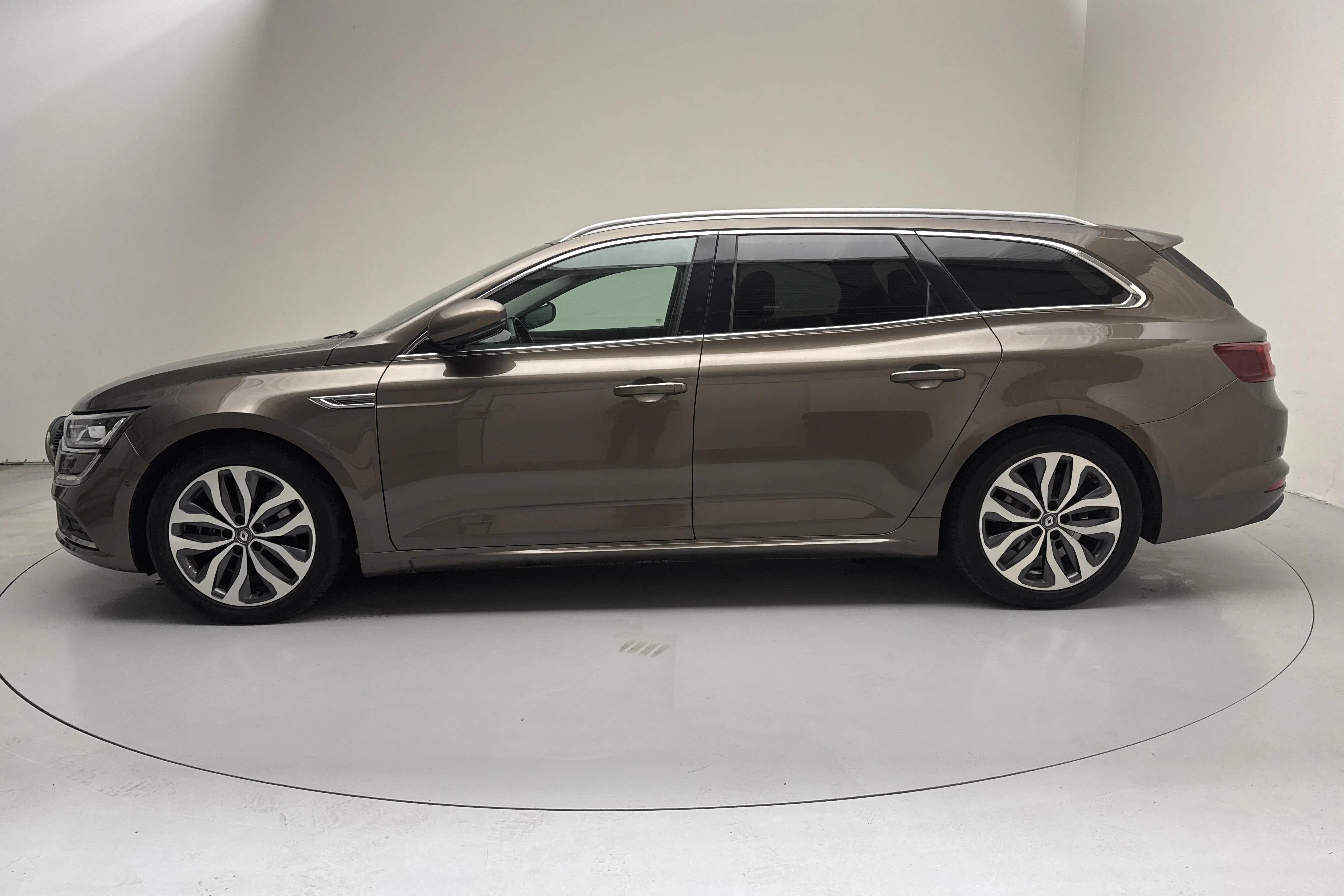 Presentationsfoto 2 av 13: Renault Talisman 1.6 dCi Kombi (160hk) - 18 989 mil - Automat - brun - 2017