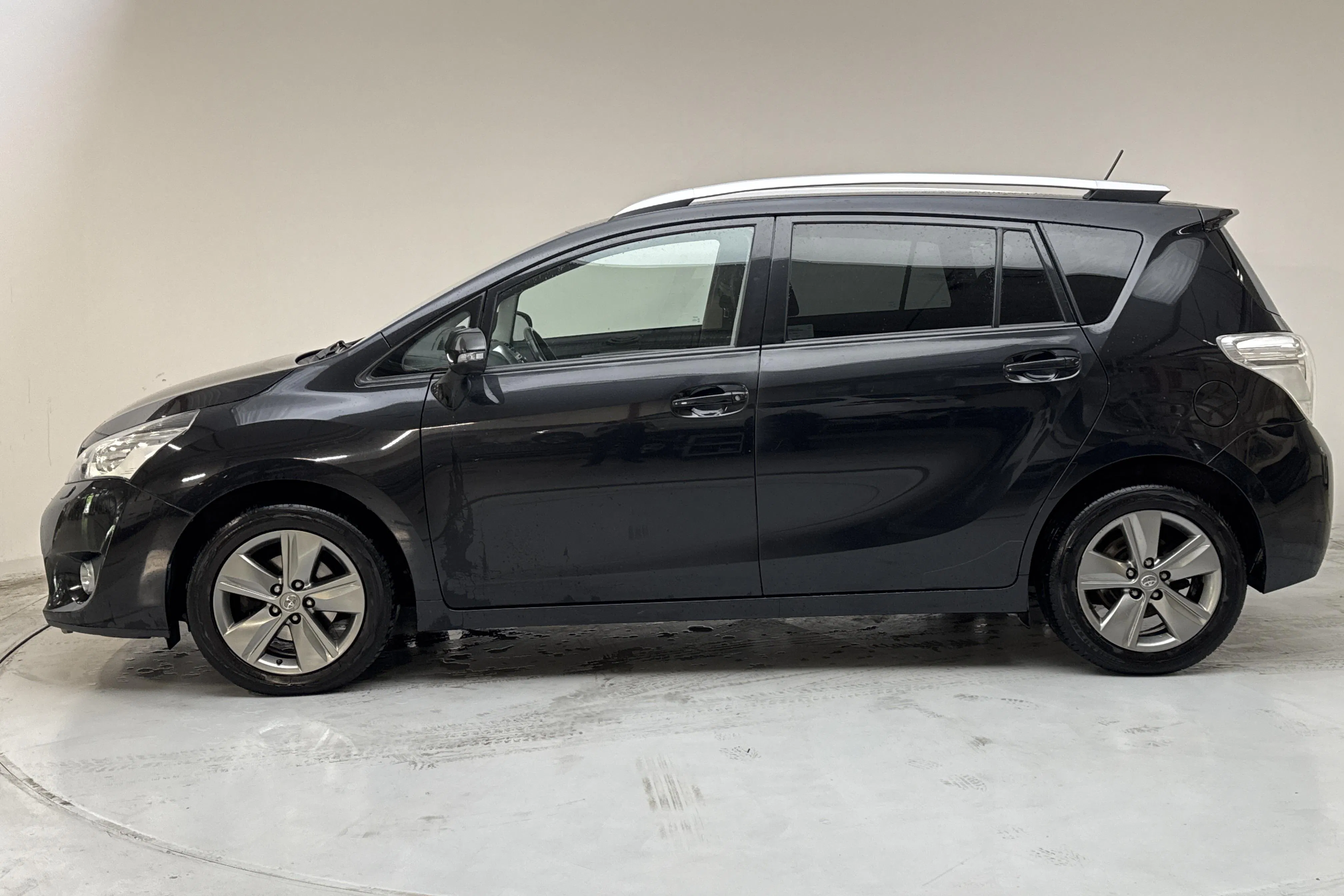 Presentation photo 2 of 14: Toyota Verso VVT-i 1.8 (147hk) - 212 860 km - Manual - black - 2014